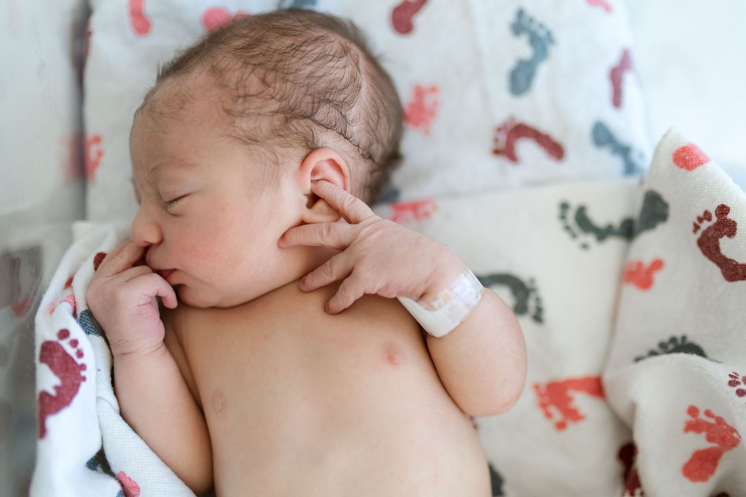 Newborn baby in bassinet during their Fresh 48 session with Bree Elle Photography in Beaumont, TX at St. Elizabeth hospital.