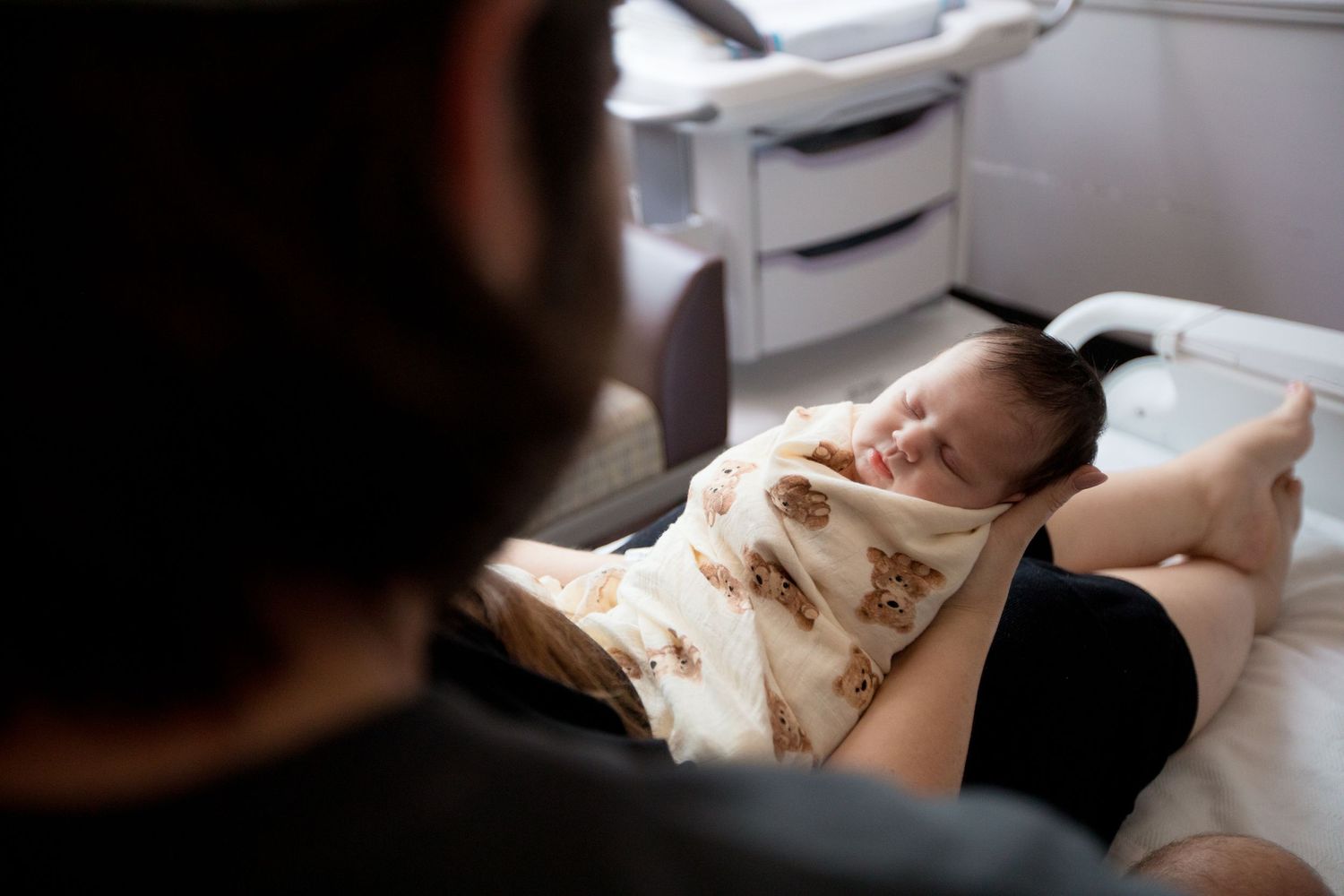Parents look at baby during Fresh 48 session in Beaumont hospital.