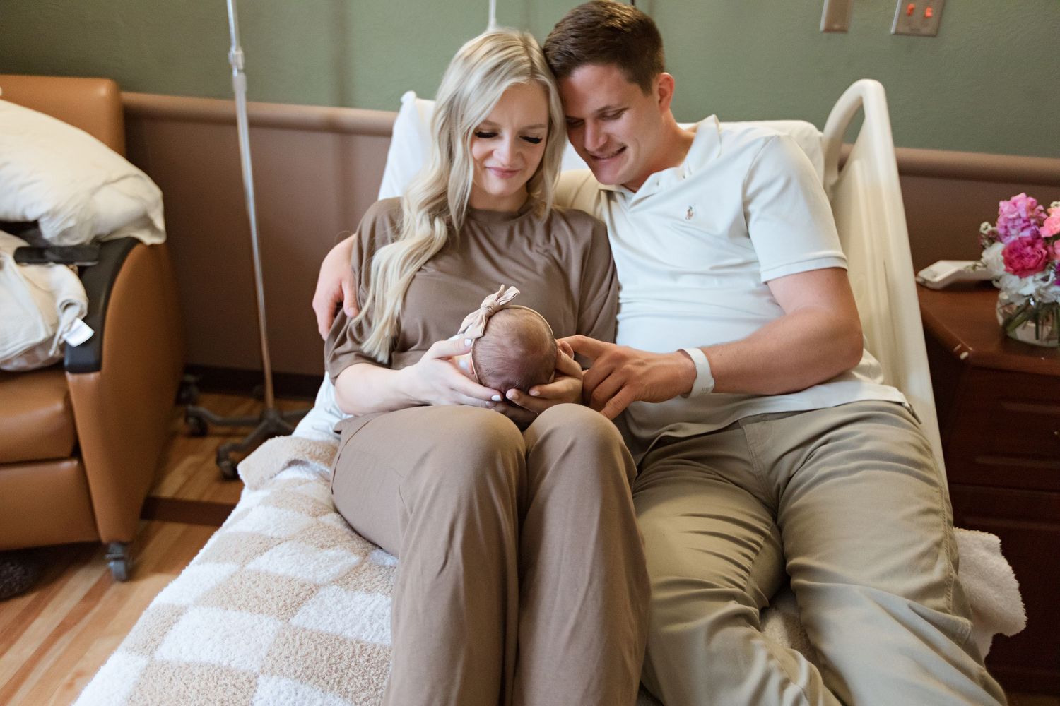 Family looking at newborn baby during Fresh 48 session in Beaumont hospital.