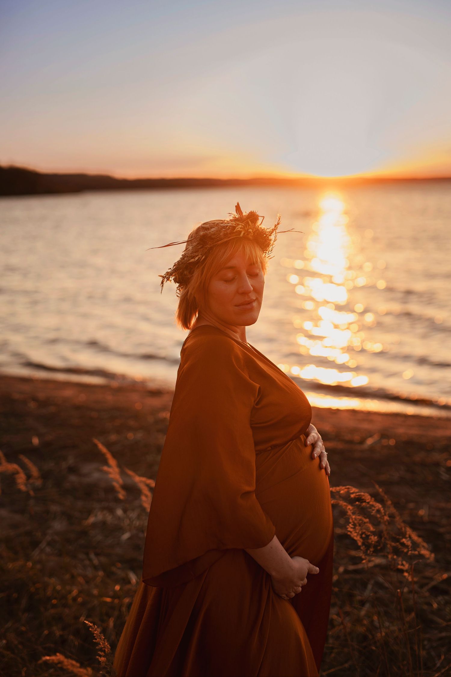 Vacker gravid kvinna på gravidfotografering vid vattnet. Fotograferad hos Lovestories By Sara i Hässleholm.