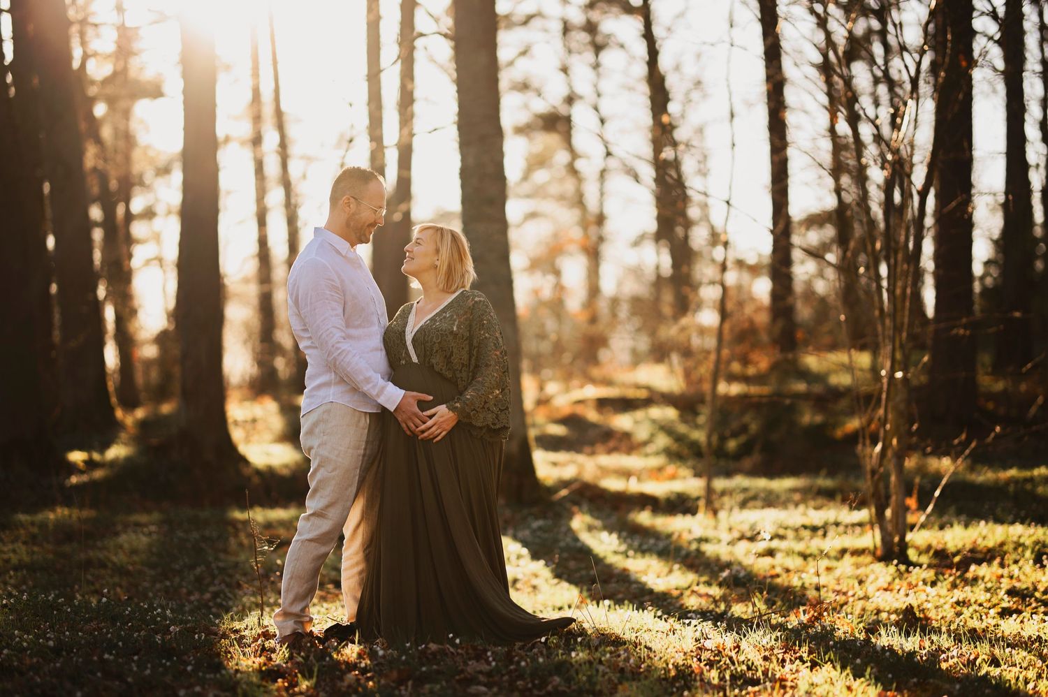 Vacker gravid kvinna på gravidfotografering under våren hos Lovestories By Sara i Hässleholm.