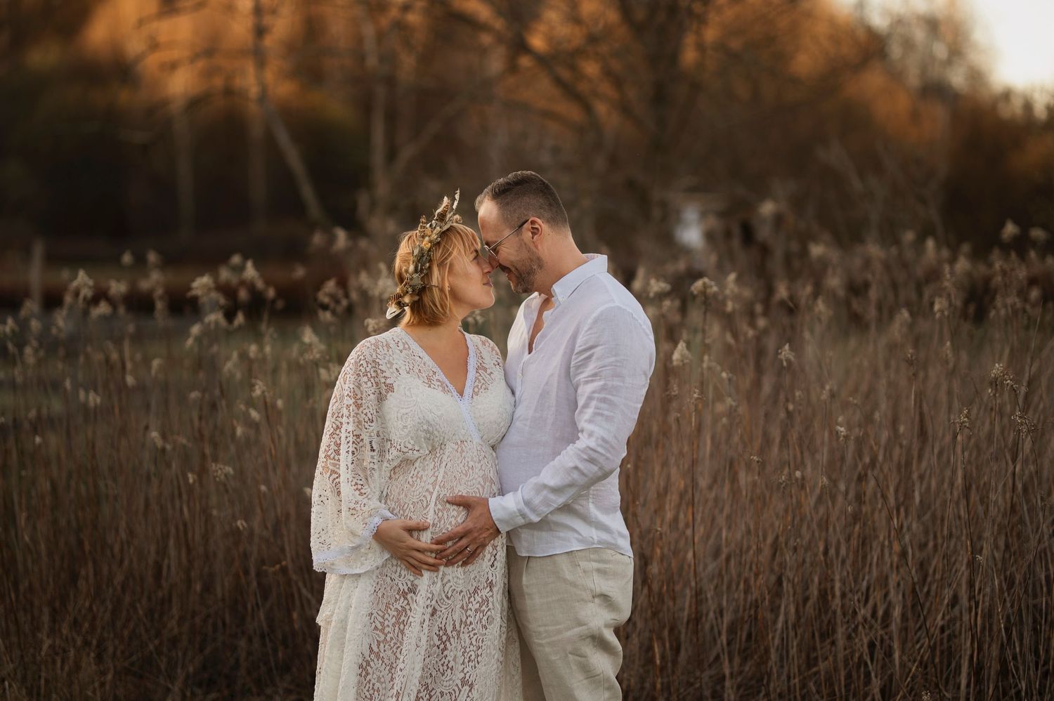 Vacker gravid kvinna på gravidfotografering under våren hos Lovestories By Sara i Hässleholm.