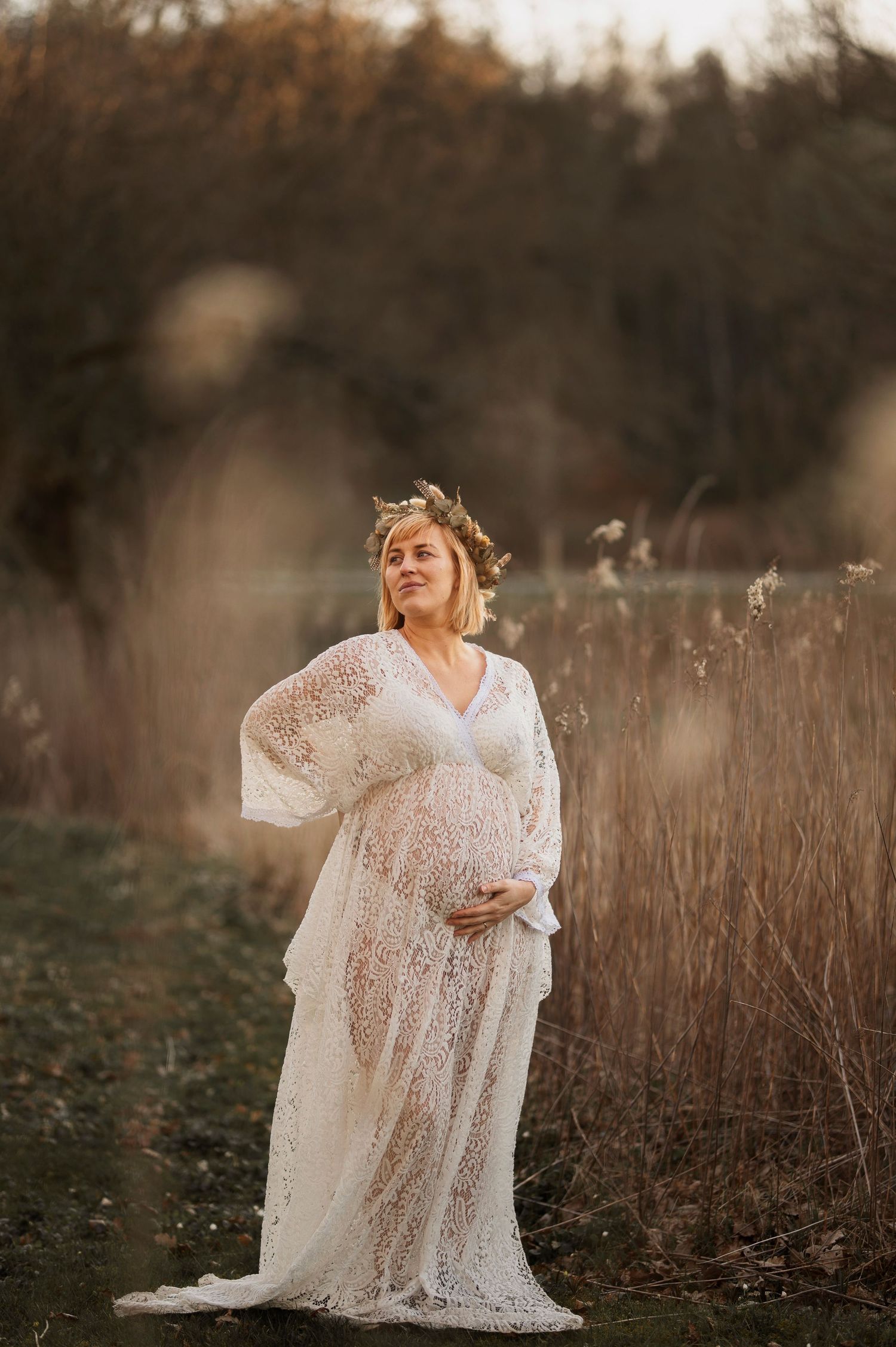 Vacker gravid kvinna på gravidfotografering under våren hos Lovestories By Sara i Hässleholm.