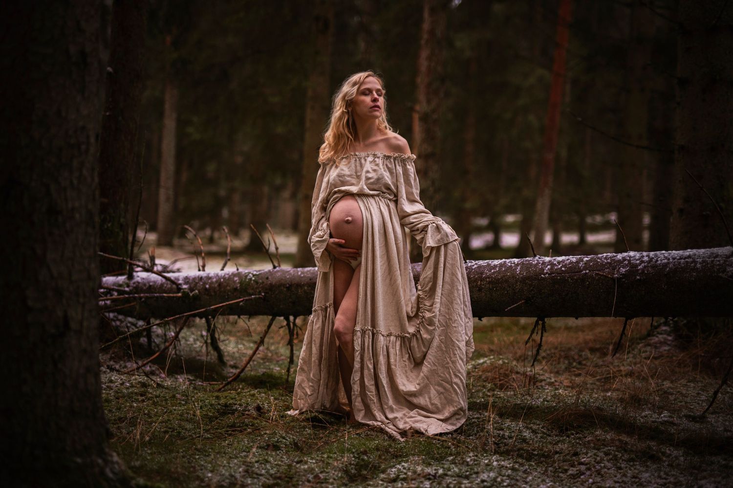 Vacker kvinna på gravidfotografering hos Lovestories By Sara i Skåne.