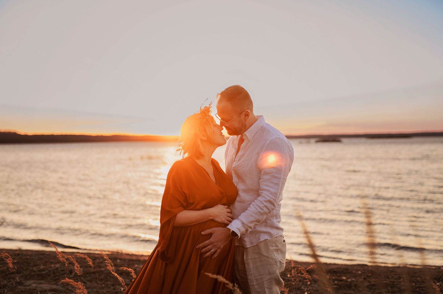 Vacker gravid kvinna på gravidfotografering vid vattnet. Fotograferad hos Lovestories By Sara i Hässleholm.