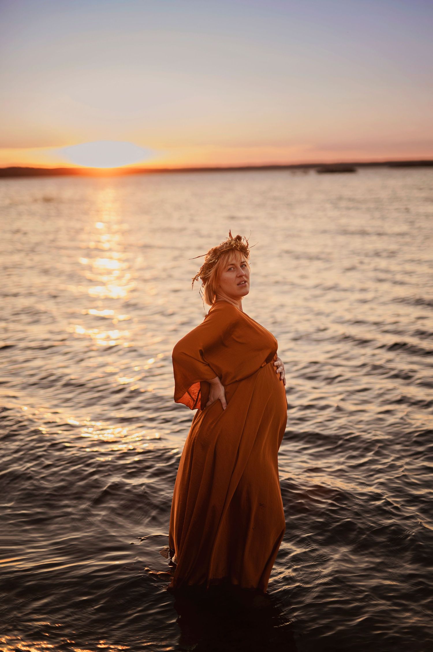 Vacker gravid kvinna på gravidfotografering vid vattnet. Fotograferad hos Lovestories By Sara i Hässleholm.
