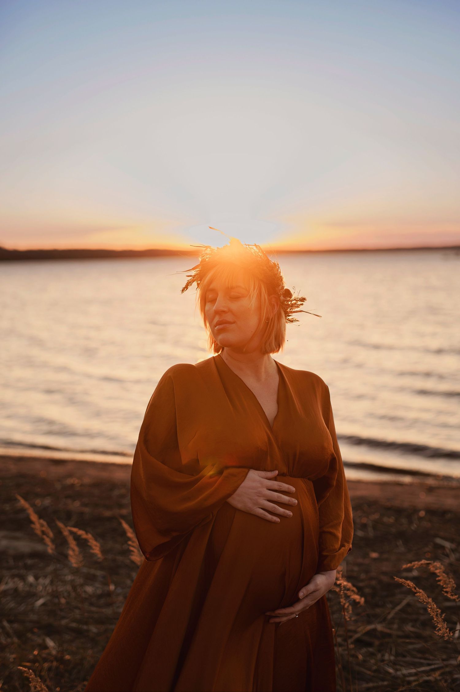 Vacker gravid kvinna på gravidfotografering vid vattnet. Fotograferad hos Lovestories By Sara i Hässleholm.