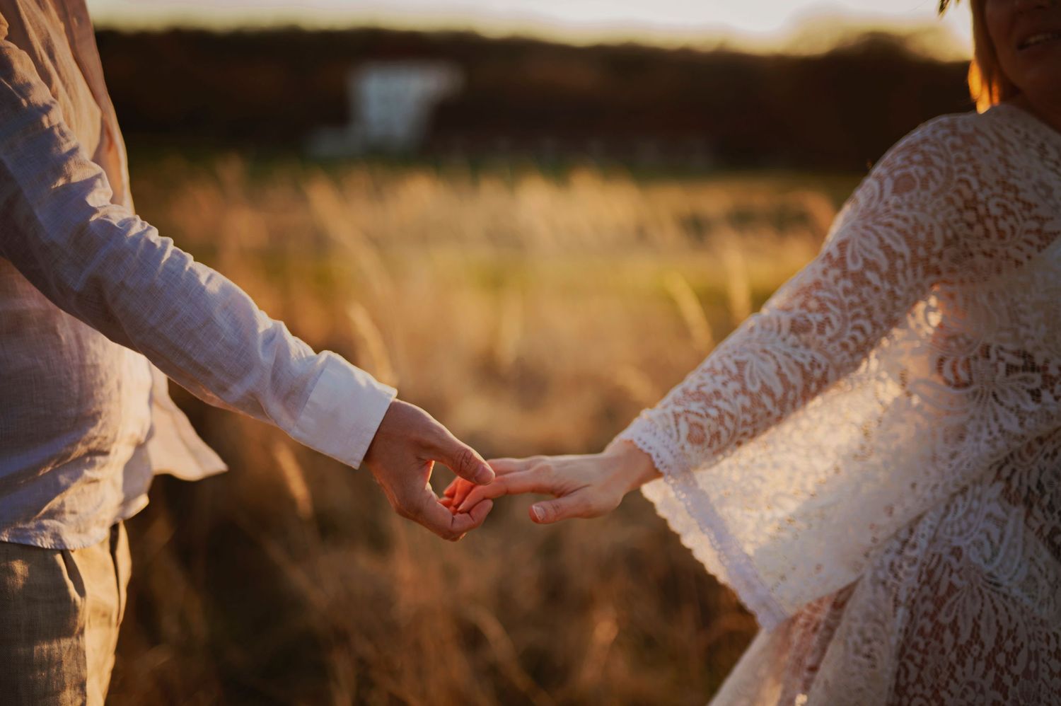 Vacker gravid kvinna på gravidfotografering under våren hos Lovestories By Sara i Hässleholm.