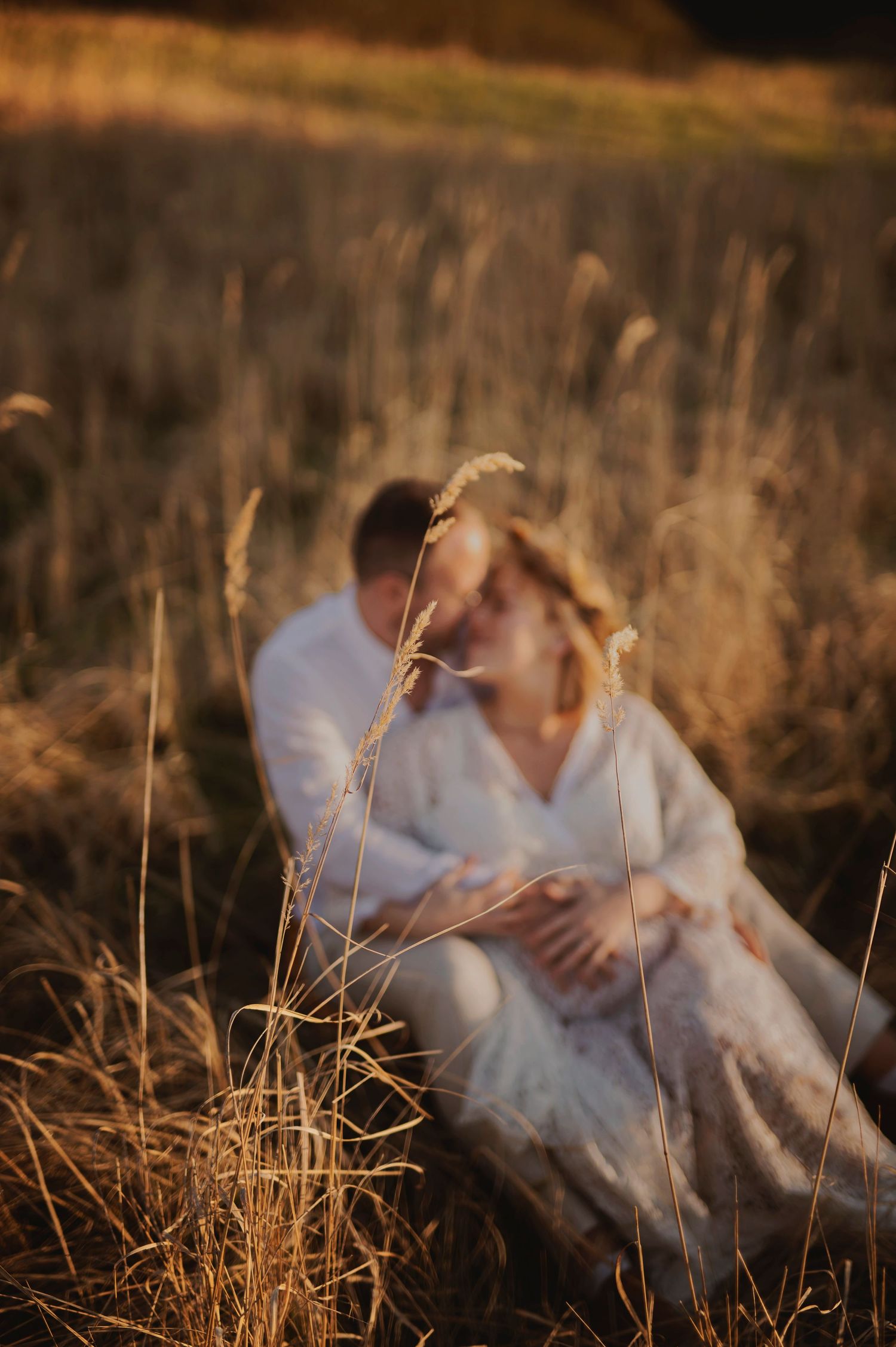 Vacker gravid kvinna på gravidfotografering under våren hos Lovestories By Sara i Hässleholm.