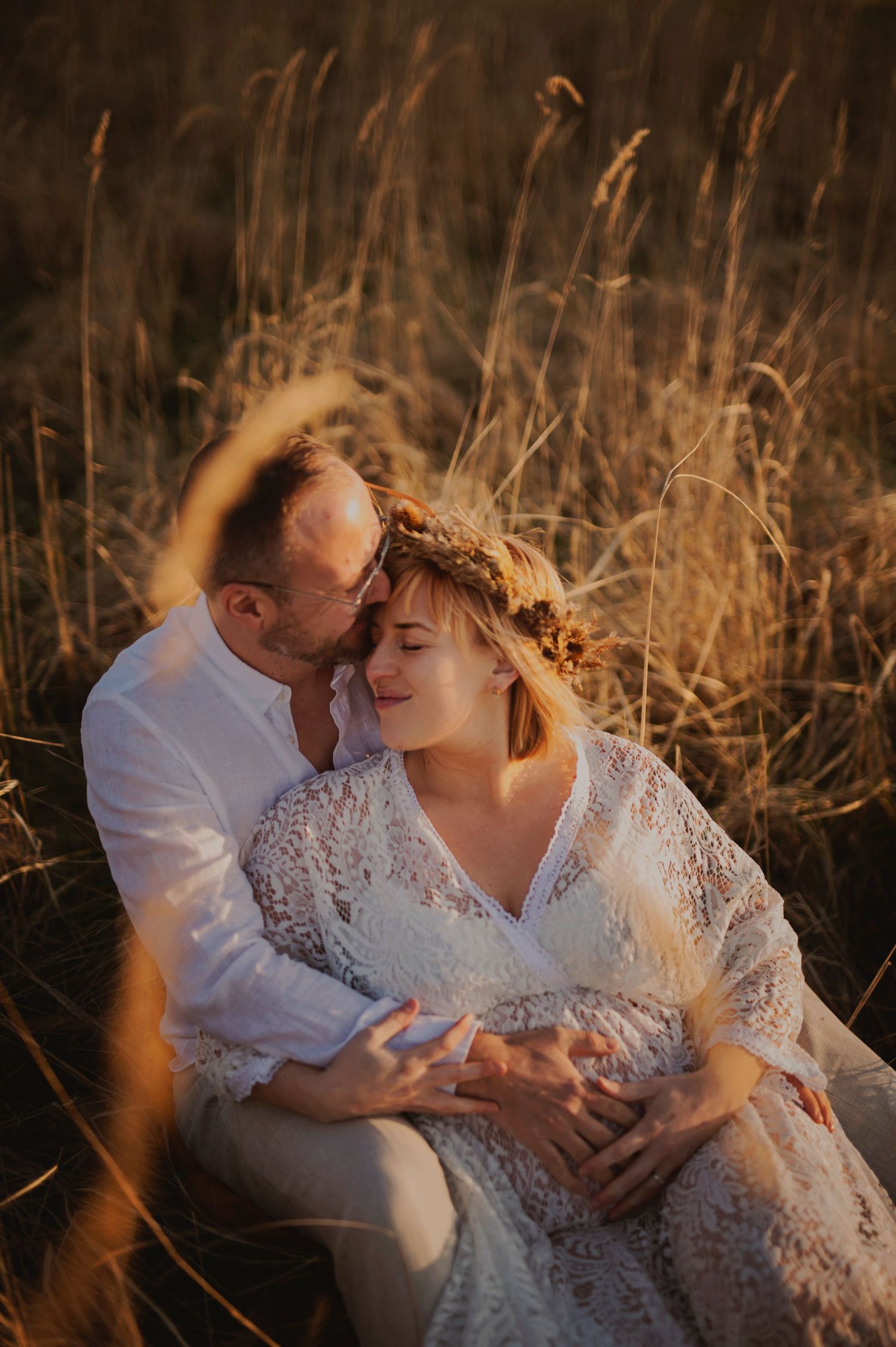 Vacker gravid kvinna på gravidfotografering under våren hos Lovestories By Sara i Hässleholm.