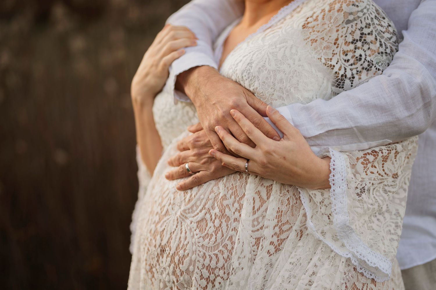 Vacker gravid kvinna på gravidfotografering under våren hos Lovestories By Sara i Hässleholm.