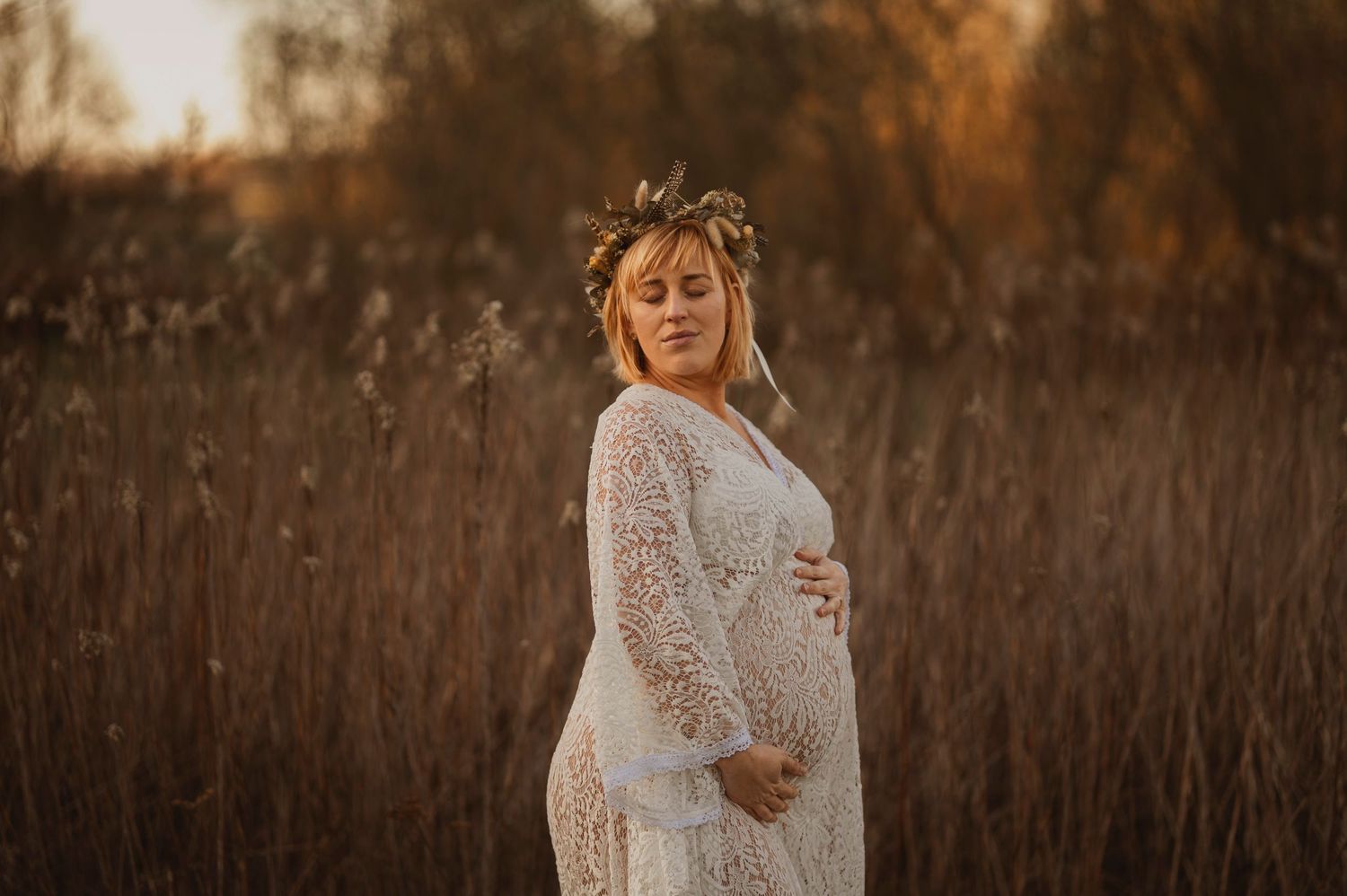 Vacker gravid kvinna på gravidfotografering under våren hos Lovestories By Sara i Hässleholm.