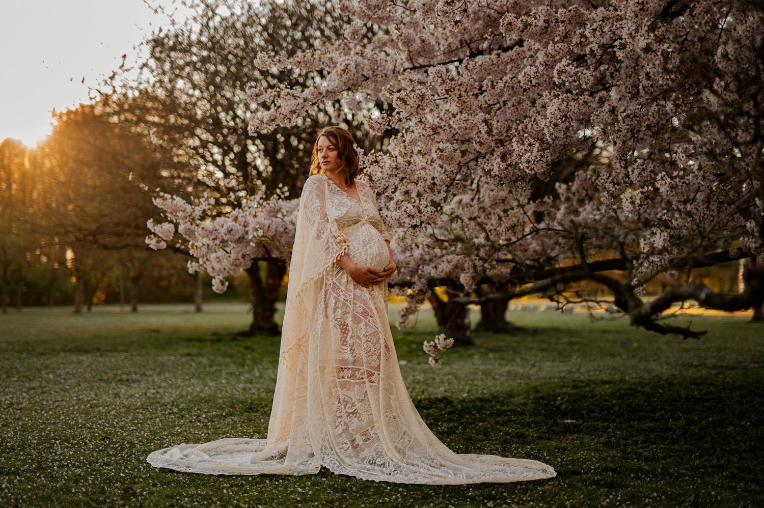Bohemisk  gravidfotografering bland körsbärsträden, fotograf Lovestories By Sara