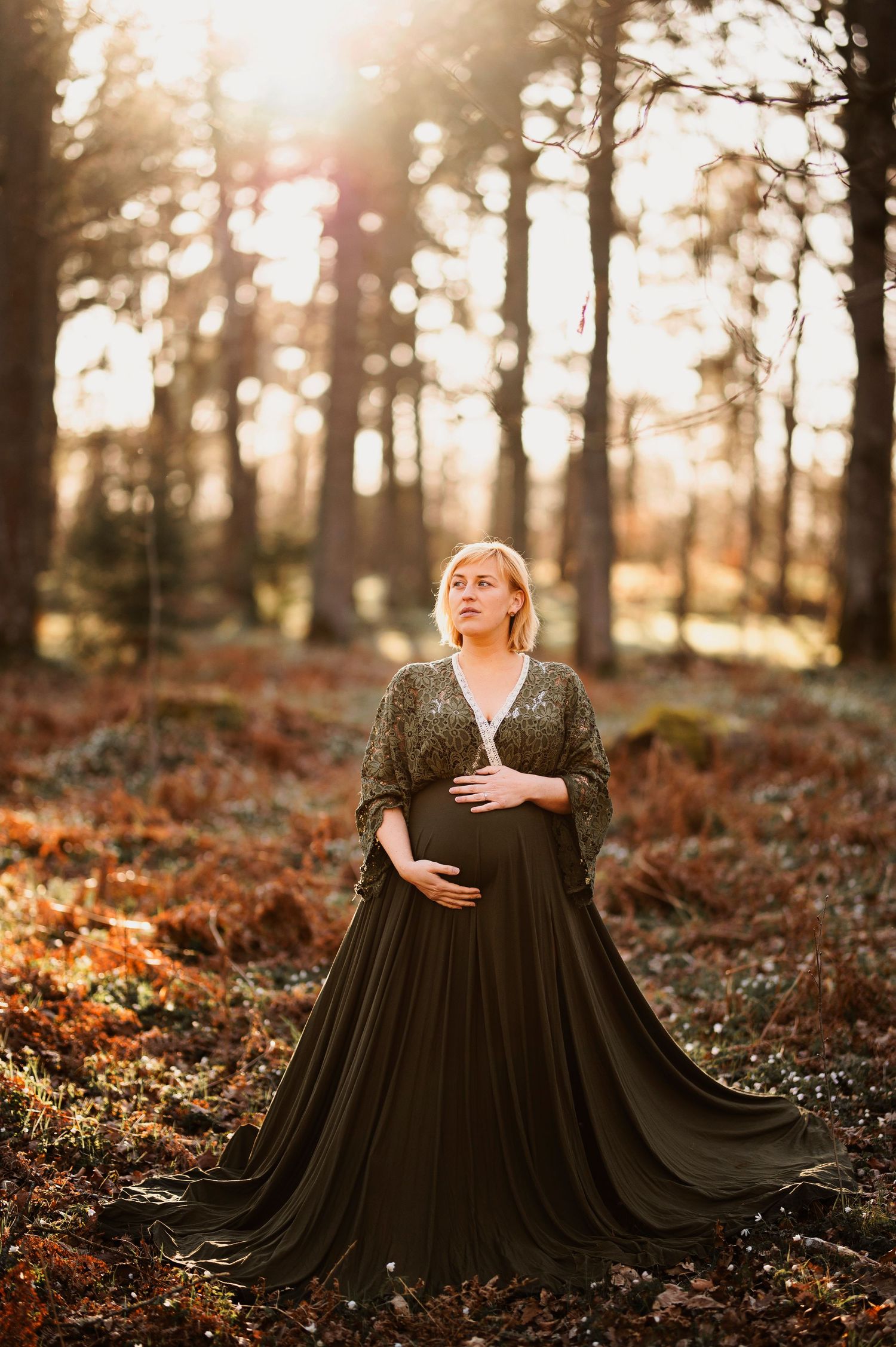 Vacker gravid kvinna på gravidfotografering under våren hos Lovestories By Sara i Hässleholm.