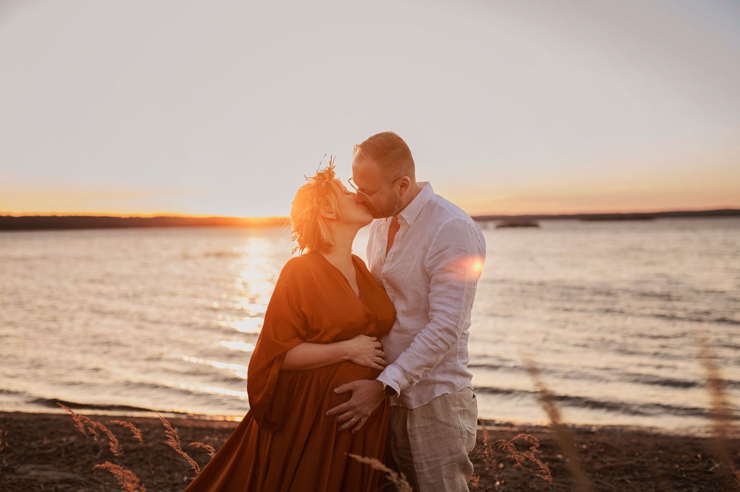 Vacker gravid kvinna på gravidfotografering vid vattnet. Fotograferad hos Lovestories By Sara i Hässleholm.