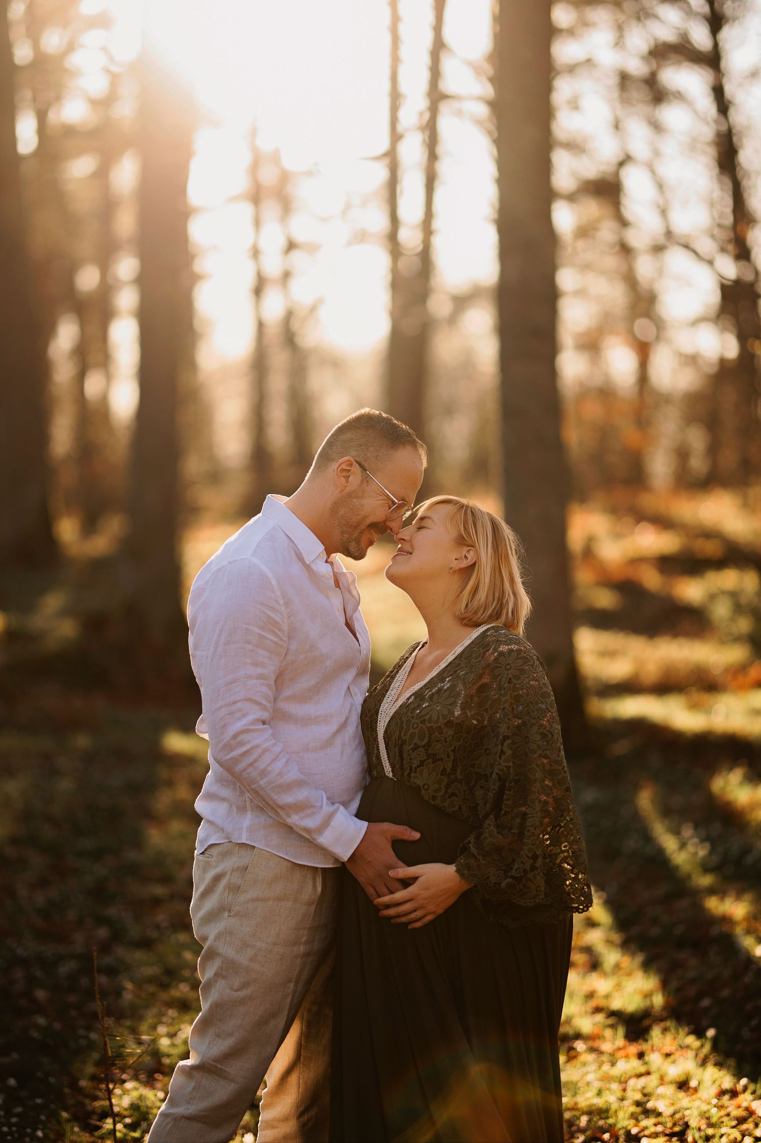 Vacker gravid kvinna på gravidfotografering under våren hos Lovestories By Sara i Hässleholm.
