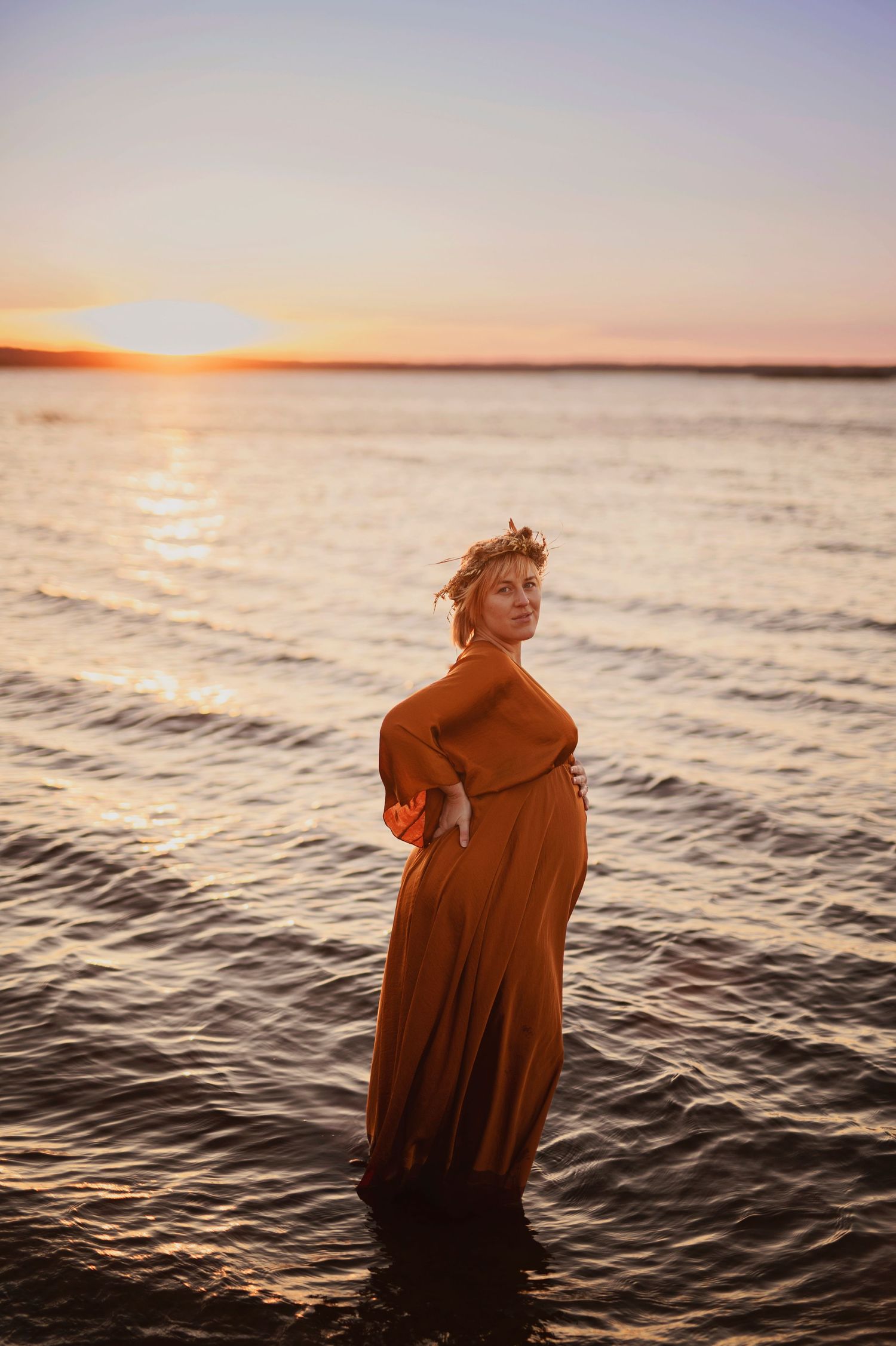 Vacker gravid kvinna på gravidfotografering vid vattnet. Fotograferad hos Lovestories By Sara i Hässleholm.