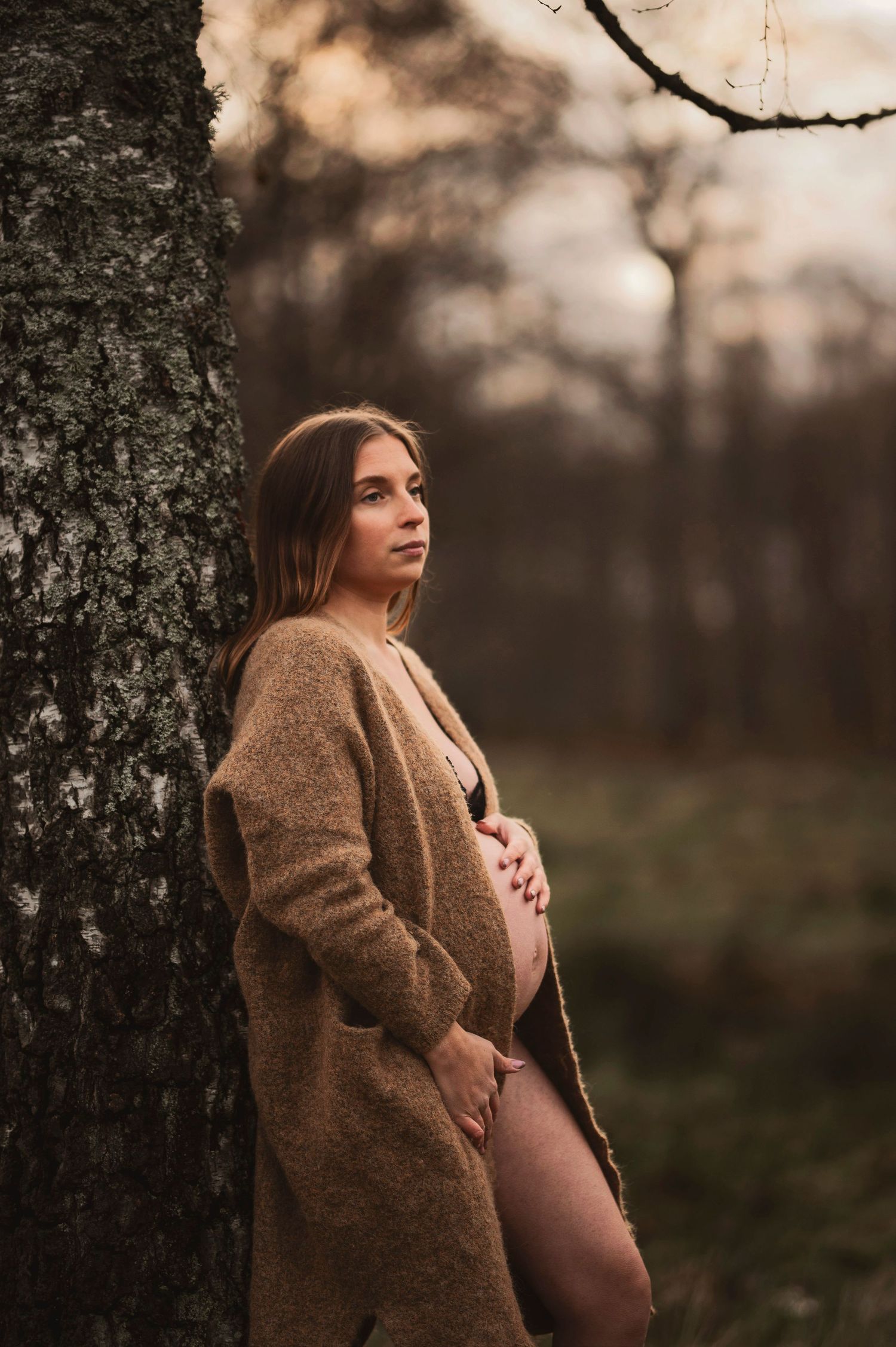 Vacker kvinna fotograferad i kofta på hösten hos Lovestories By Sara i Hässleholm