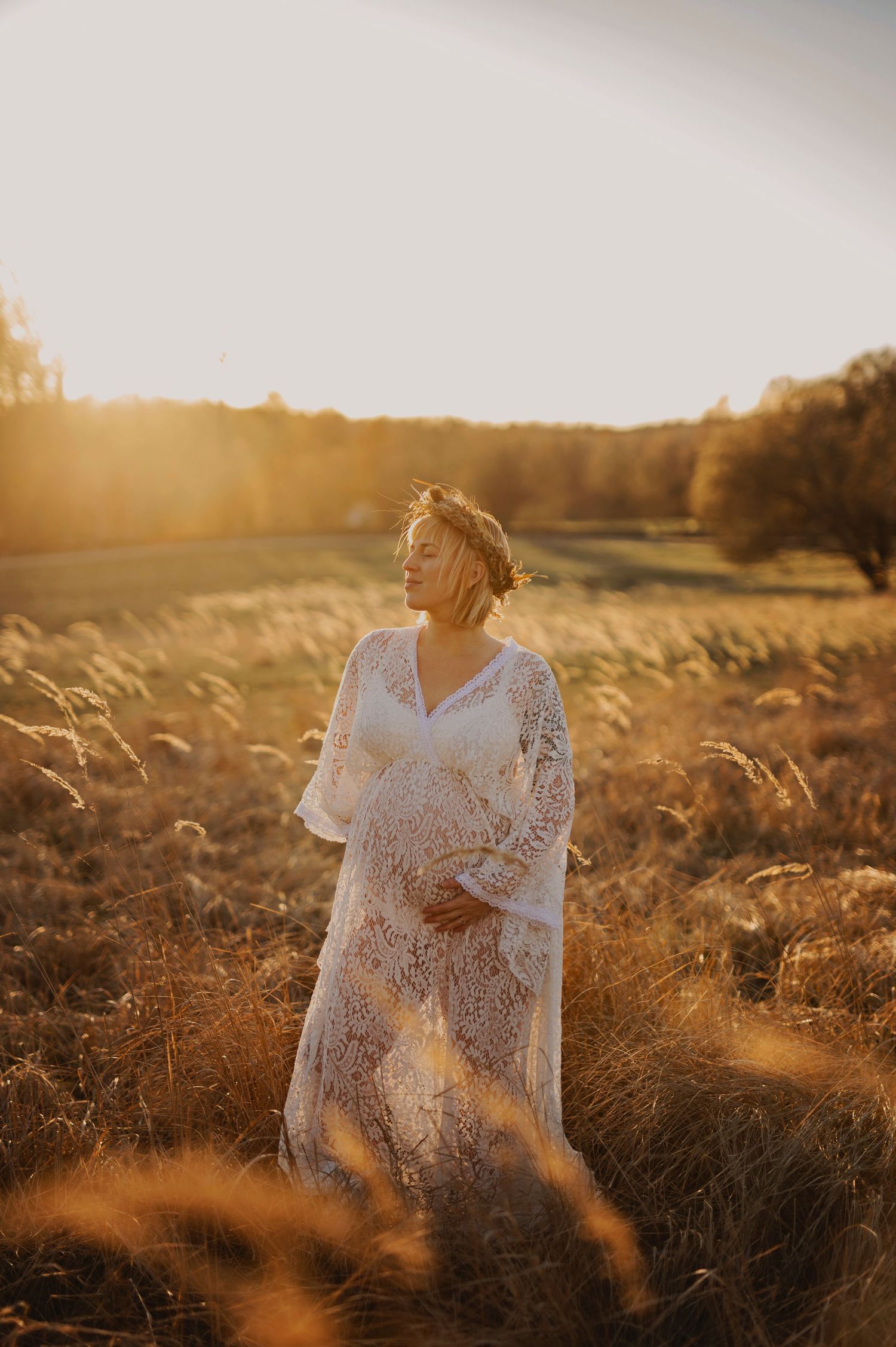 Vacker gravid kvinna på gravidfotografering under våren hos Lovestories By Sara i Hässleholm.