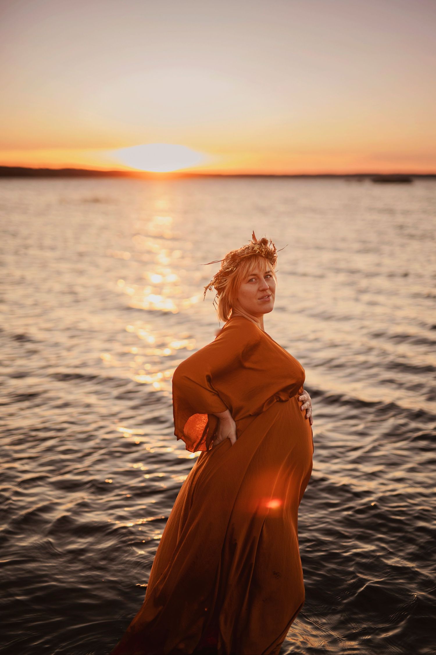 Vacker gravid kvinna på gravidfotografering vid vattnet. Fotograferad hos Lovestories By Sara i Hässleholm.
