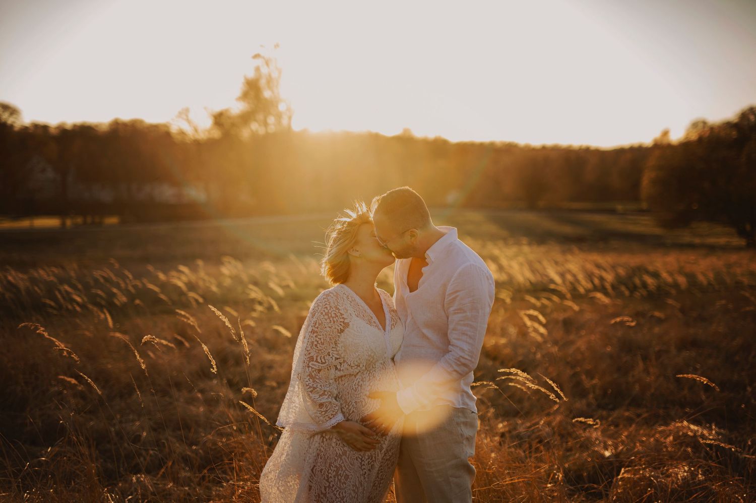 Vacker gravid kvinna på gravidfotografering under våren hos Lovestories By Sara i Hässleholm.