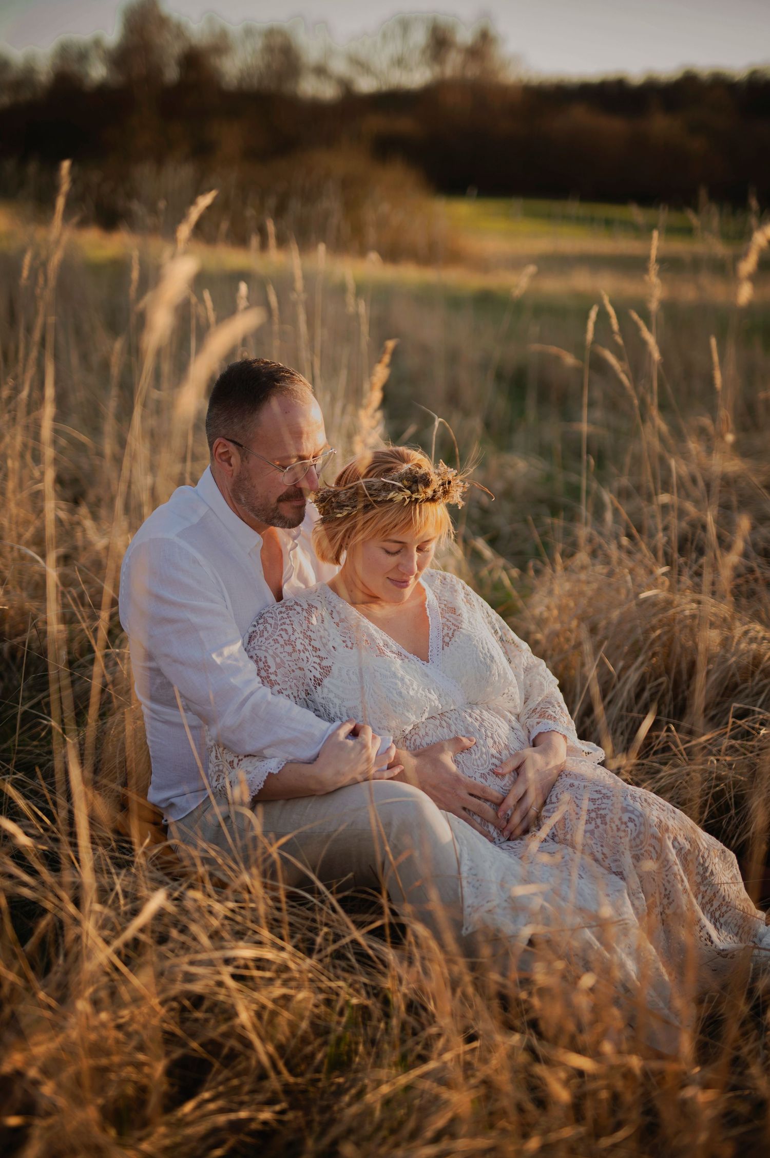Vacker gravid kvinna på gravidfotografering under våren hos Lovestories By Sara i Hässleholm.