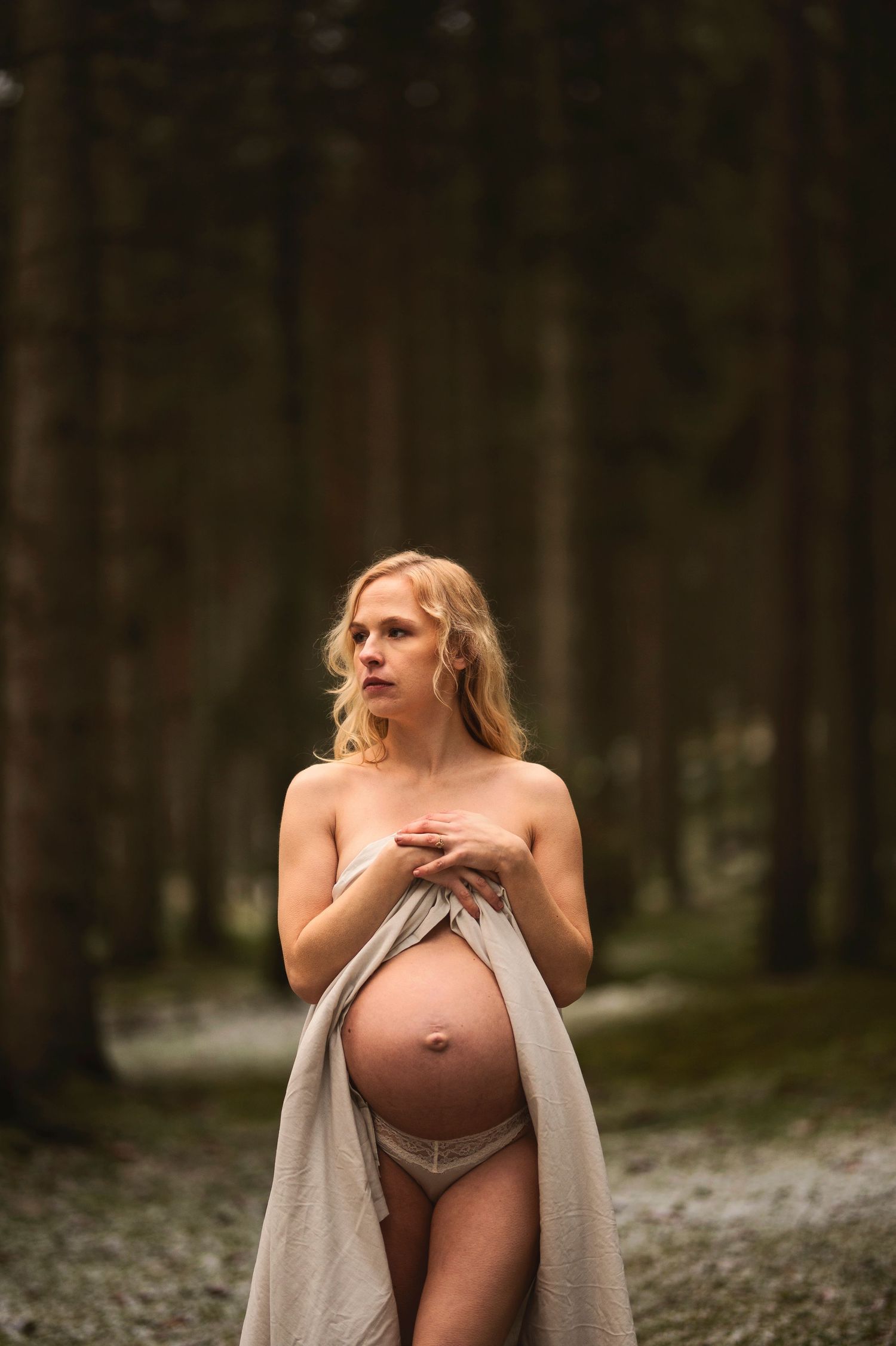 Vacker gravid kvinna på gravidfotografering hos Lovestories By Sara. Nakenfoto i skogen.