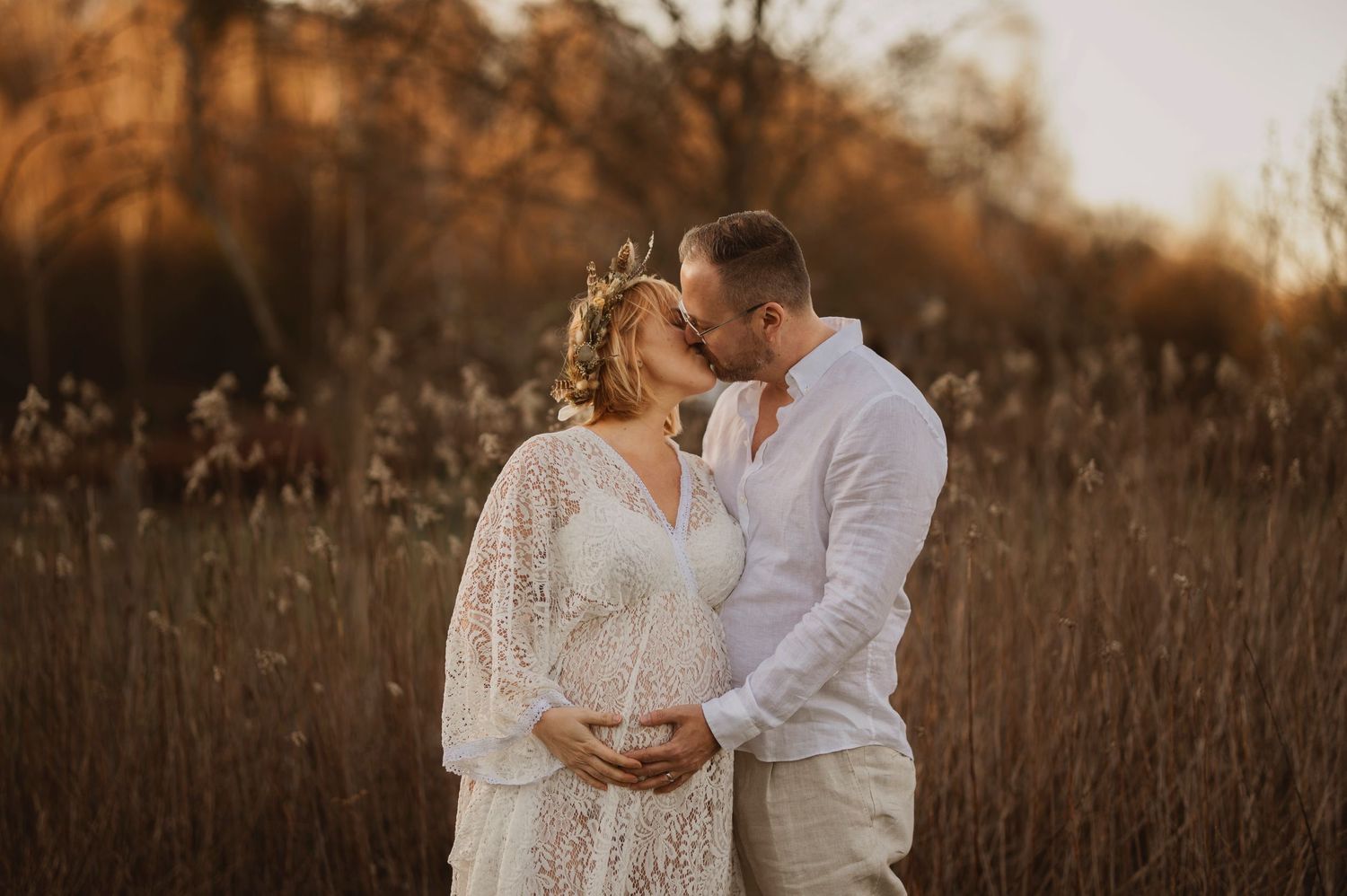 Vacker gravid kvinna på gravidfotografering under våren hos Lovestories By Sara i Hässleholm.