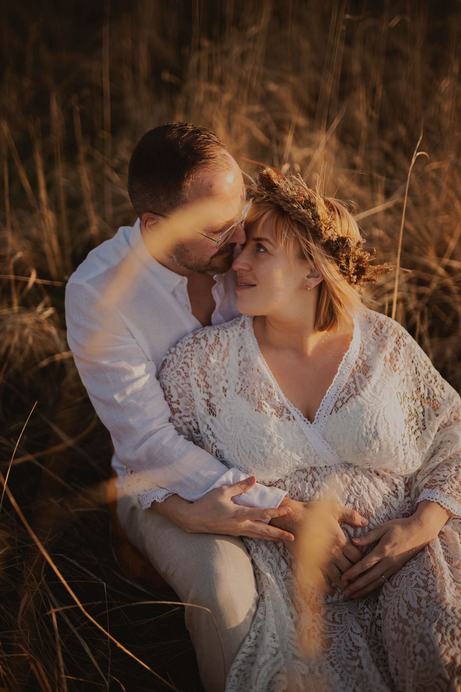 Vacker gravid kvinna på gravidfotografering under våren hos Lovestories By Sara i Hässleholm.