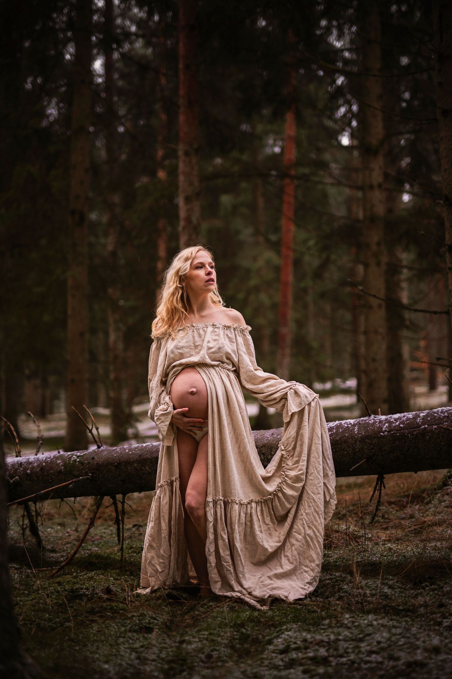 Vacker kvinna på gravidfotografering hos Lovestories By Sara i Skåne.