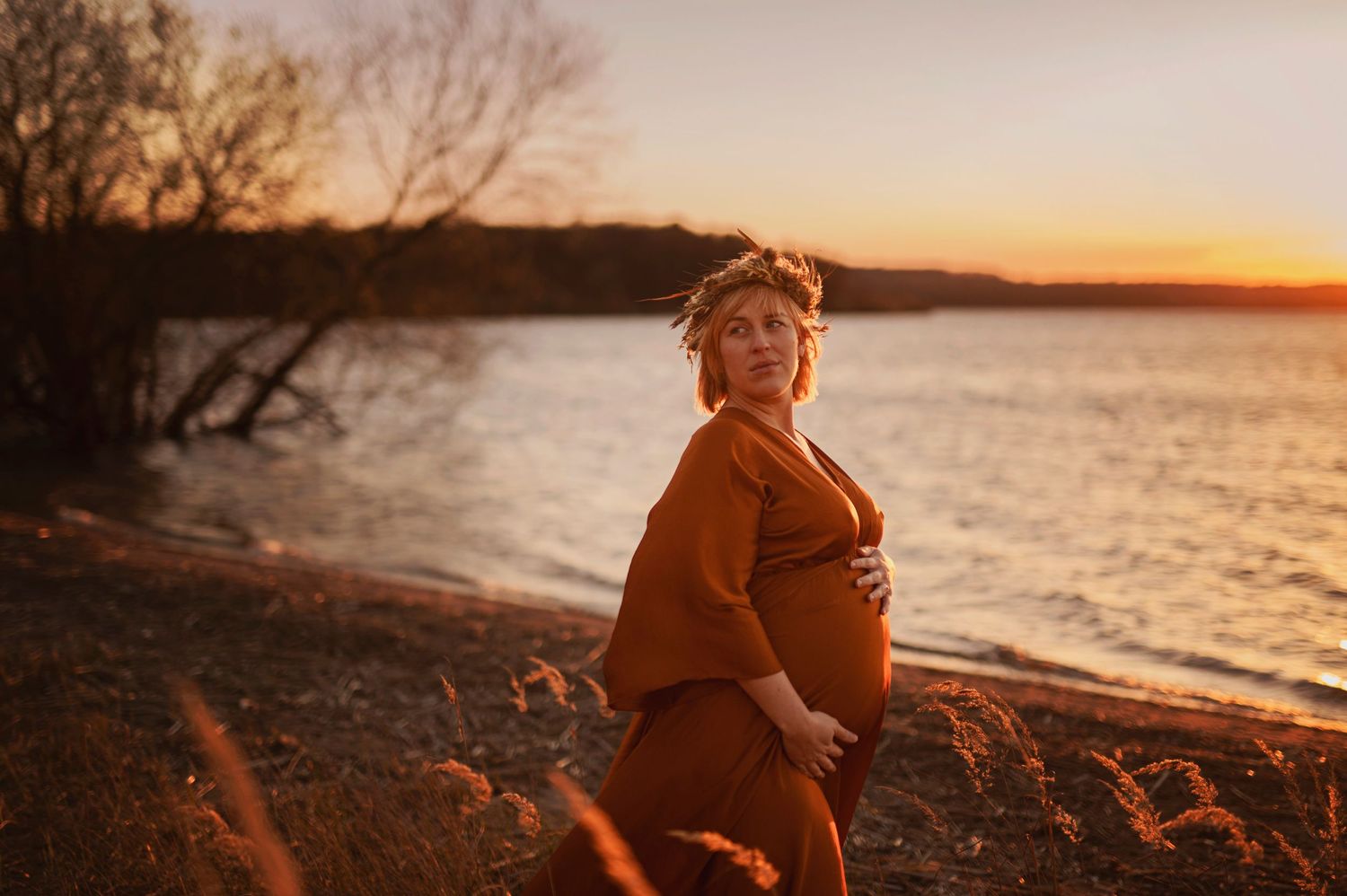Vacker gravid kvinna på gravidfotografering vid vattnet. Fotograferad hos Lovestories By Sara i Hässleholm.