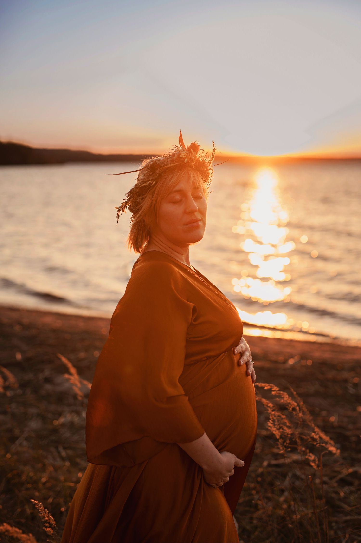 Vacker gravid kvinna på gravidfotografering vid vattnet. Fotograferad hos Lovestories By Sara i Hässleholm.