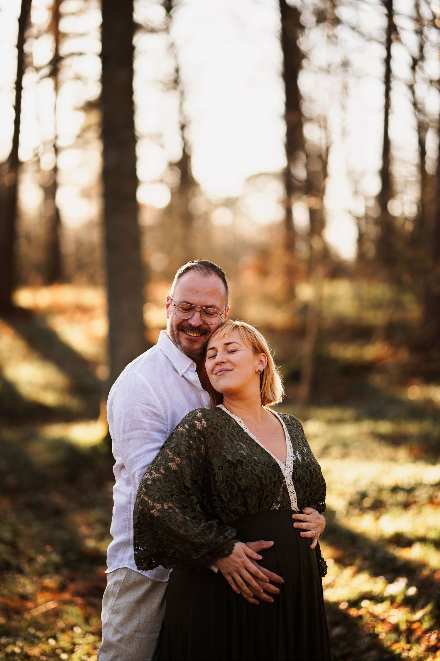 Vacker gravid kvinna på gravidfotografering under våren hos Lovestories By Sara i Hässleholm.