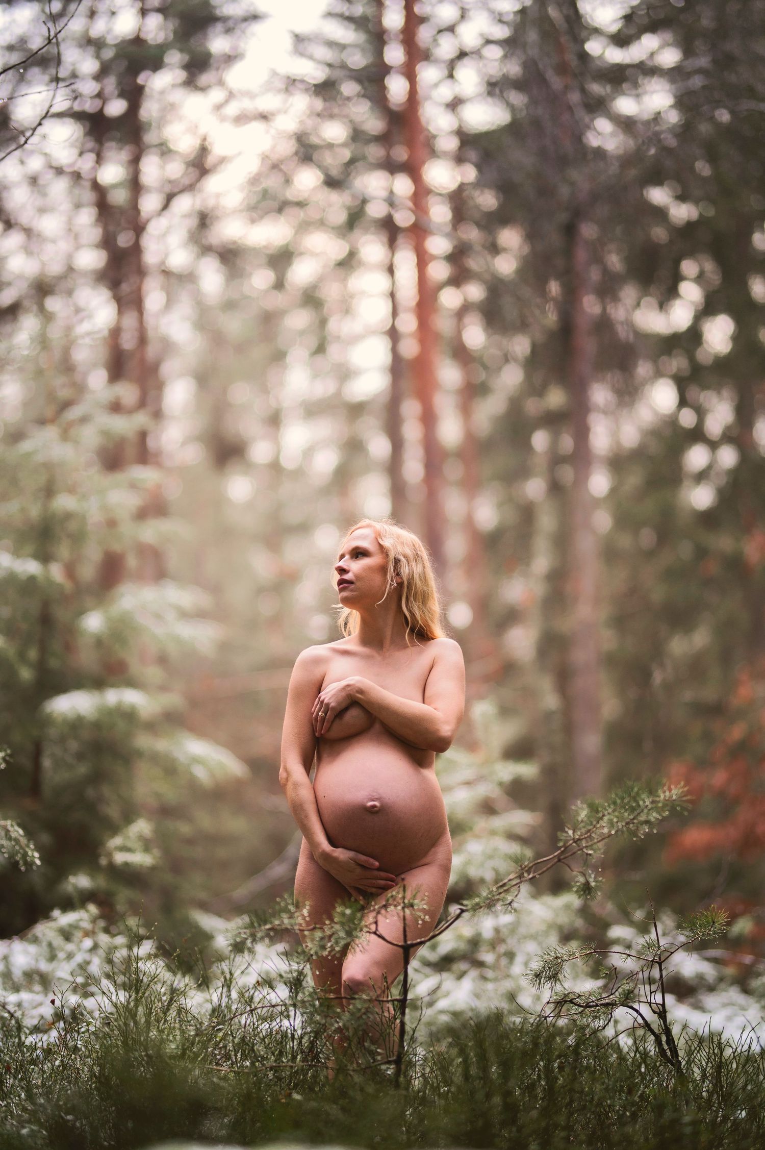 Vacker gravid kvinna på gravidfotografering hos Lovestories By Sara. Nakenfoto i skogen.