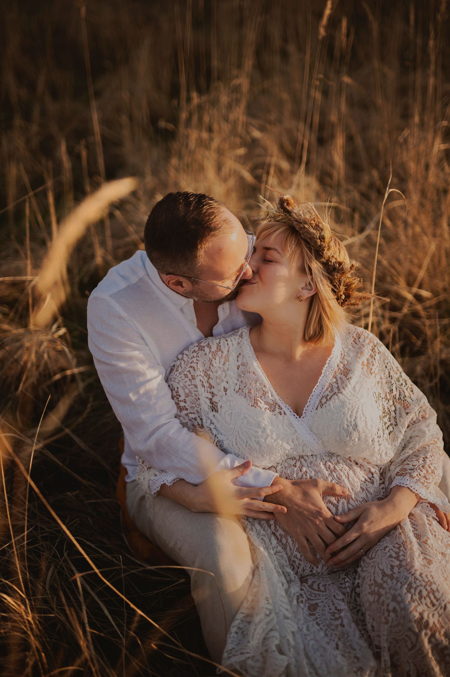 Vacker gravid kvinna på gravidfotografering under våren hos Lovestories By Sara i Hässleholm.