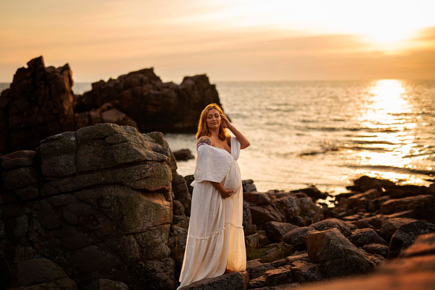 Vacker gravidkvinna fotograferad i en linneklänning på Hovs hallar av Lovestories By Sara