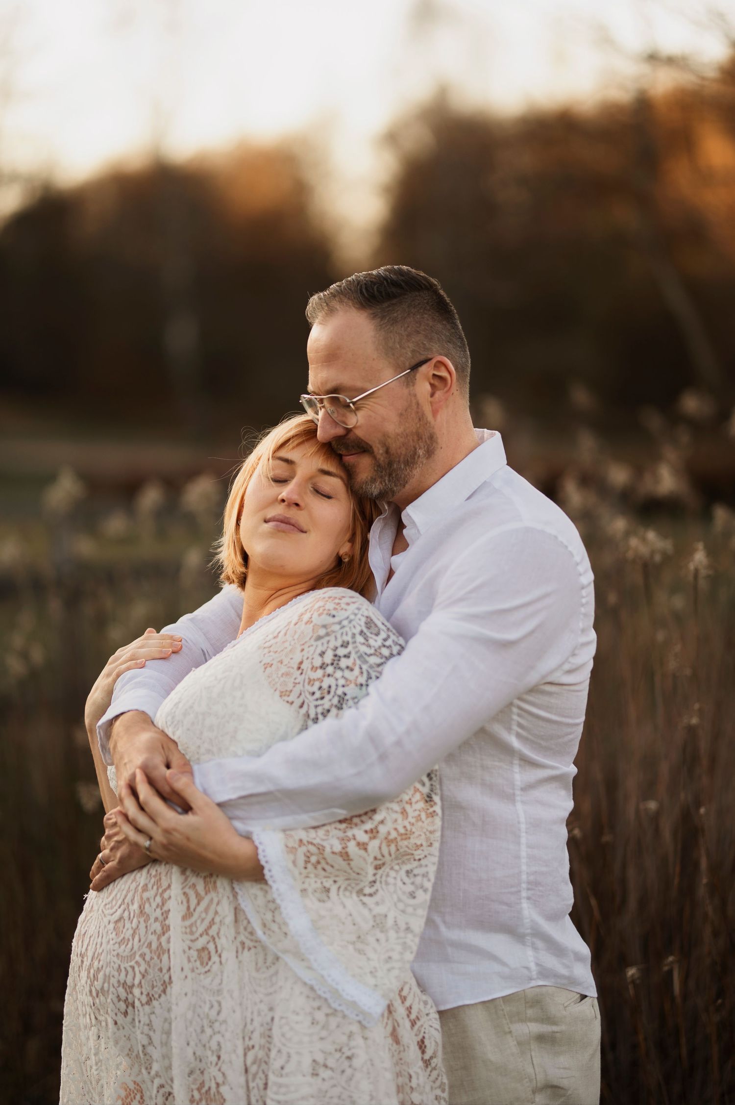 Vacker gravid kvinna på gravidfotografering under våren hos Lovestories By Sara i Hässleholm.