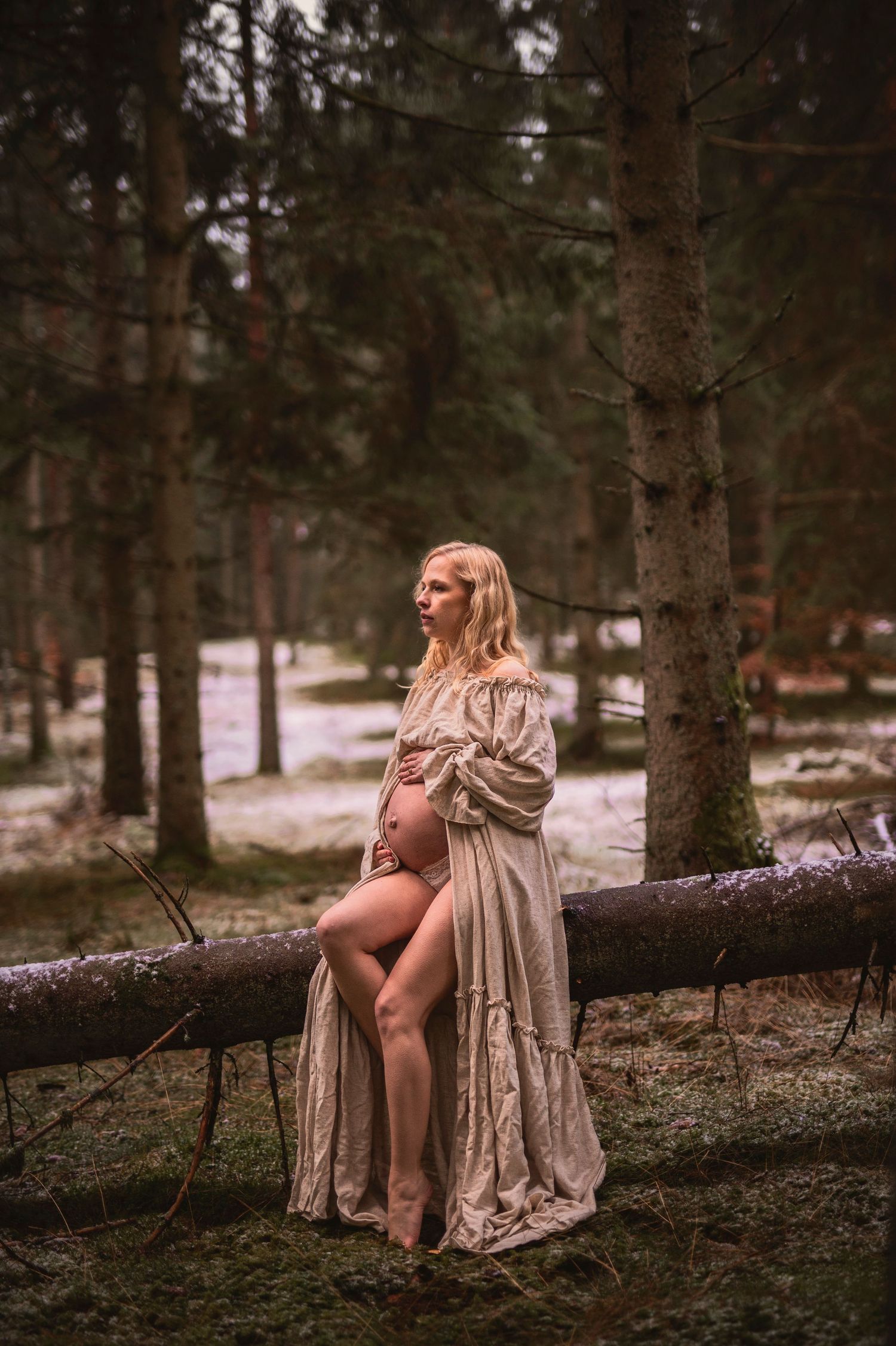 Vacker kvinna på gravidfotografering hos Lovestories By Sara i Skåne.