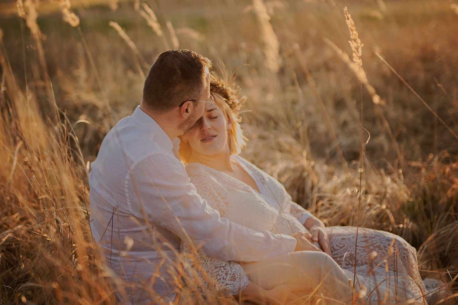 Vacker gravid kvinna på gravidfotografering under våren hos Lovestories By Sara i Hässleholm.