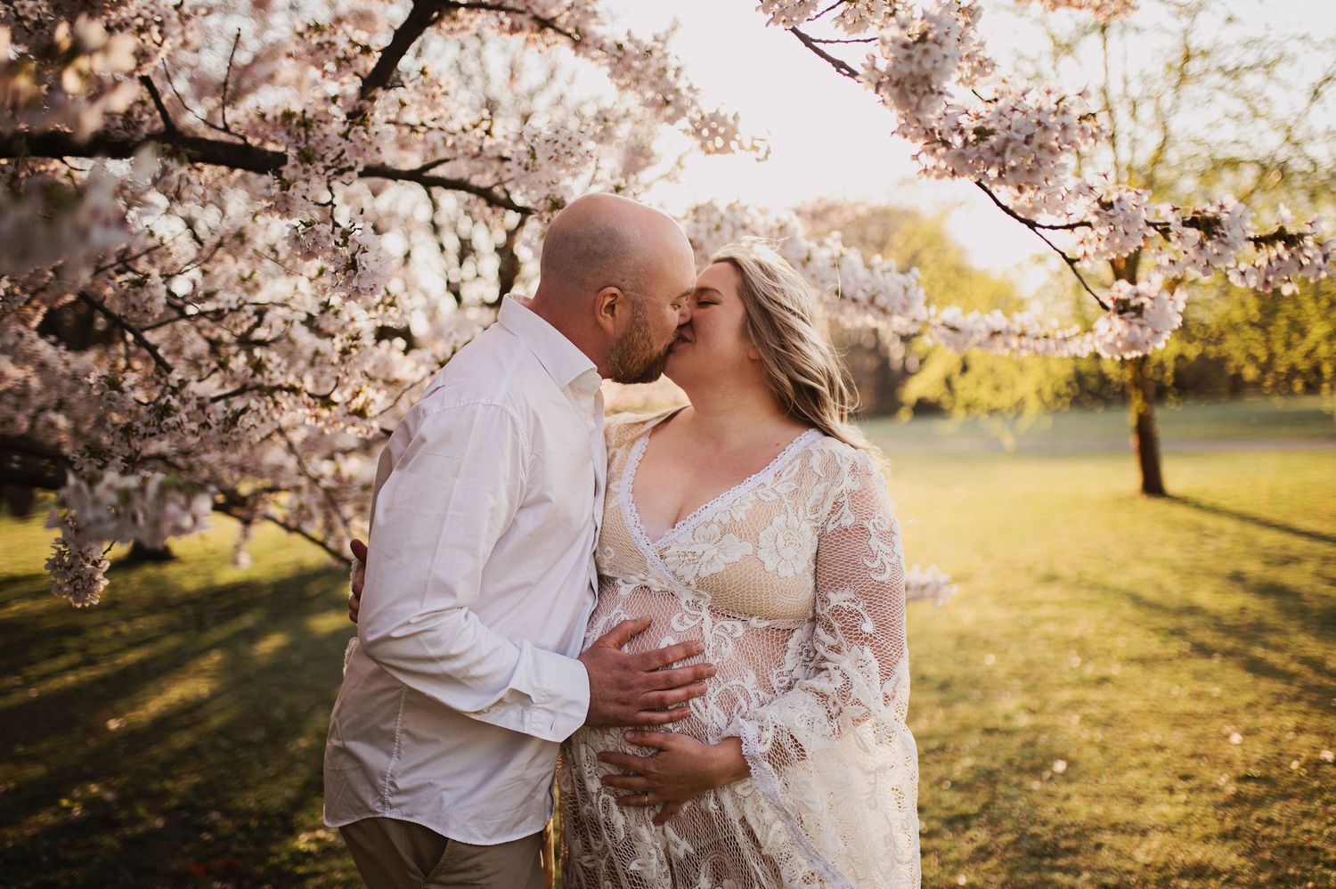 Gravidfotografering bland körsbärsträd fotograferade av Lovestories By Sara