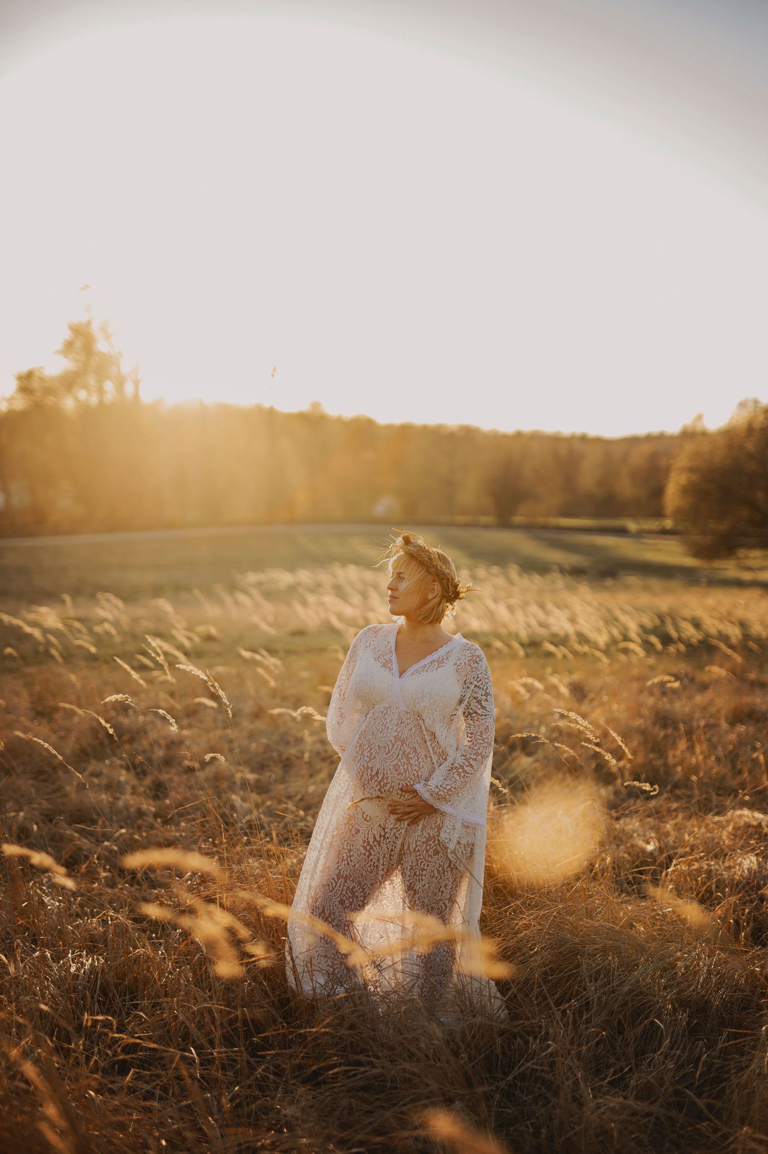 Vacker gravid kvinna på gravidfotografering under våren hos Lovestories By Sara i Hässleholm.