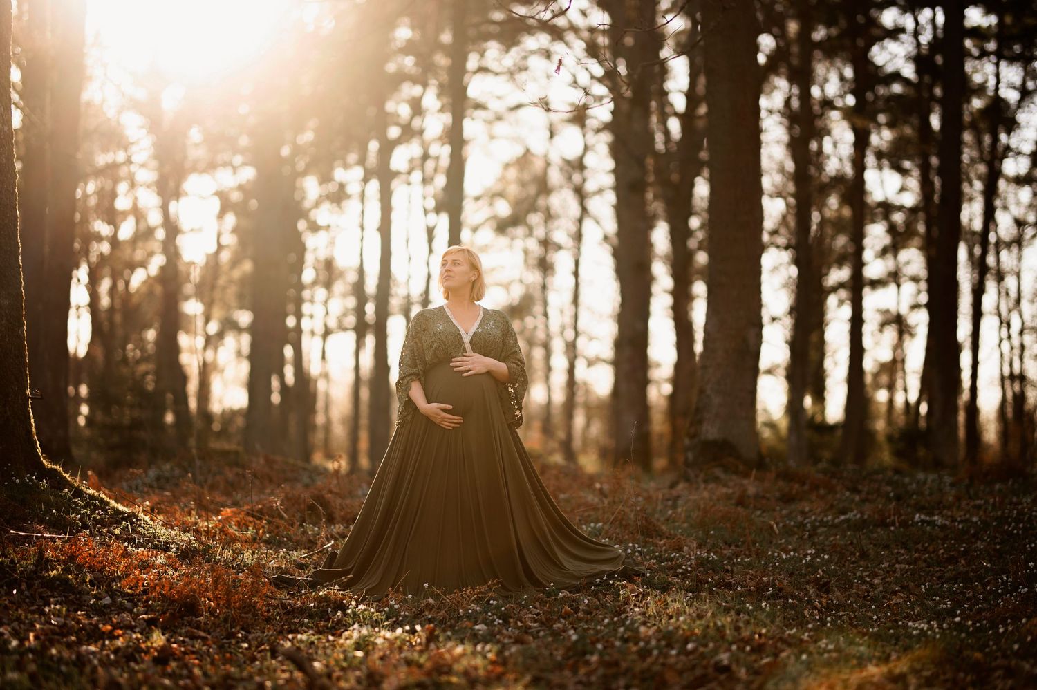 Vacker gravid kvinna på gravidfotografering under våren hos Lovestories By Sara i Hässleholm.