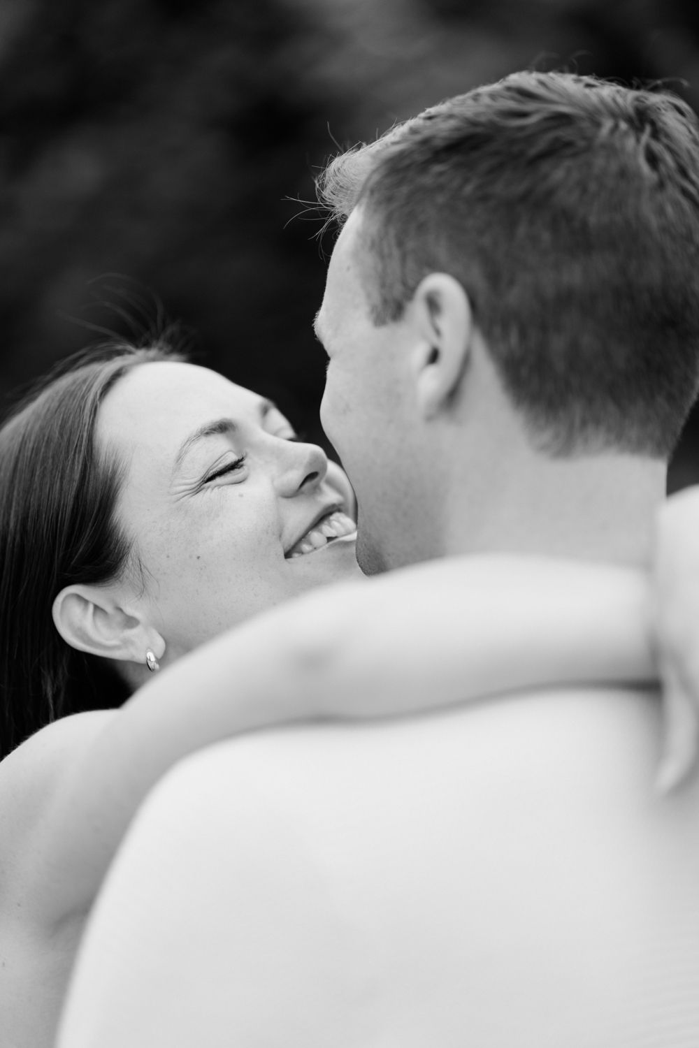 A romantic black and white photo series showing an intimate close-up of a couple about to kiss. Seance couple Tours