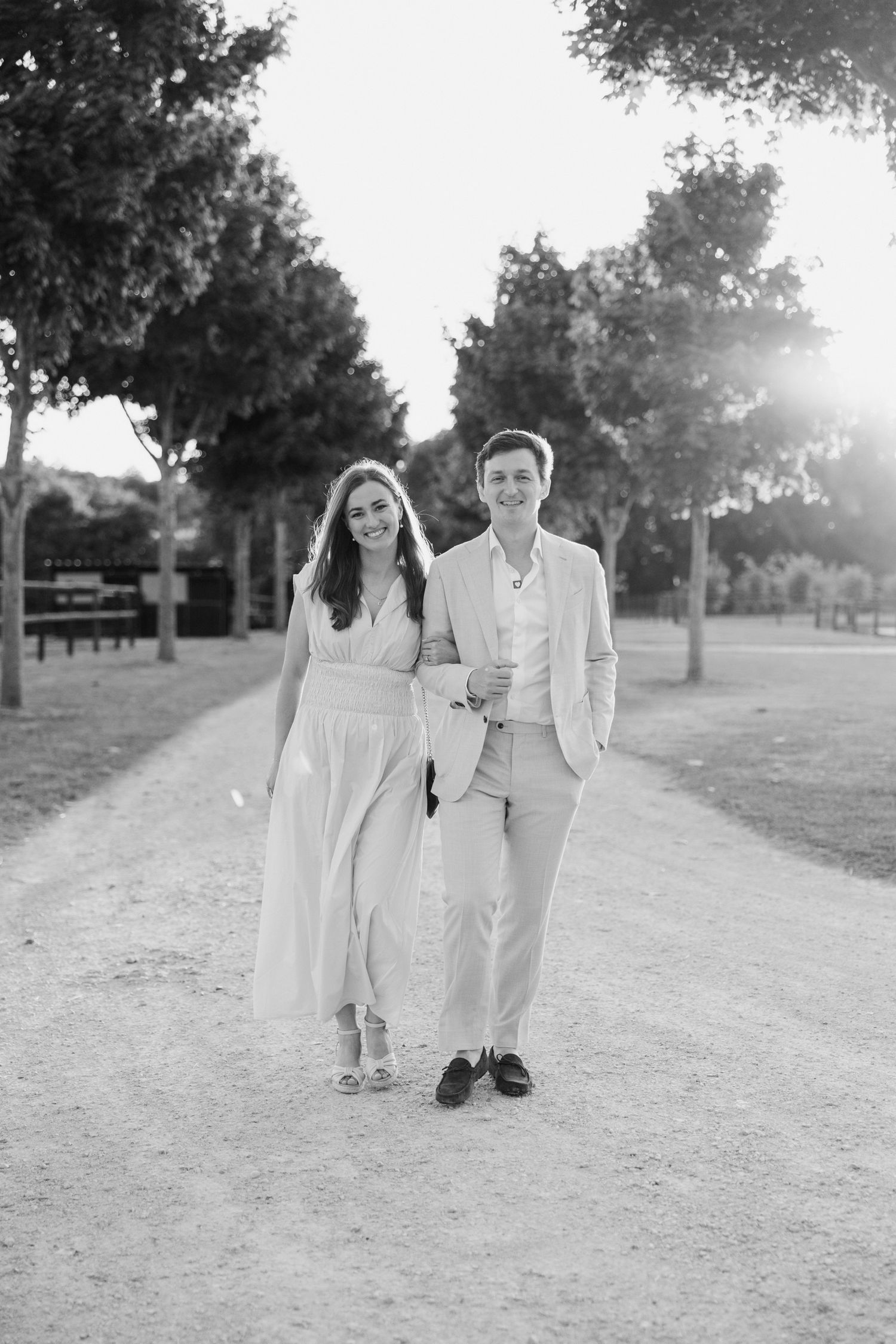 Black and white wedding photos showing a couple walking together on a path through a park setting. Photographe mariage Tours