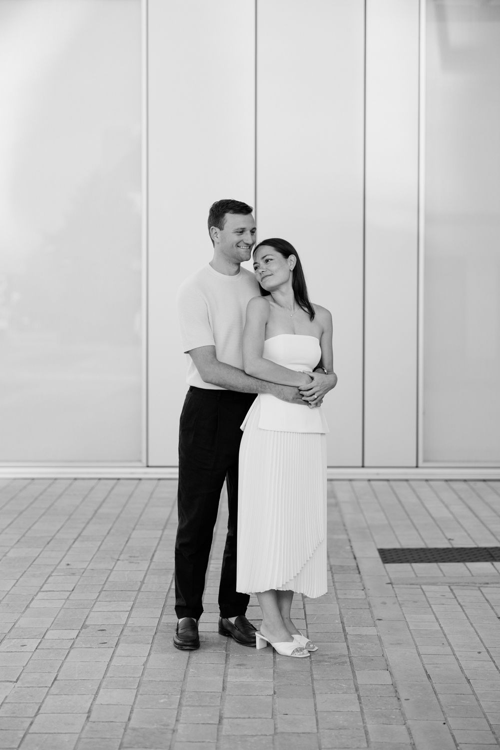 Black and white progressive series of two dancers performing contemporary movements against a white wall. Séance couple à Tours