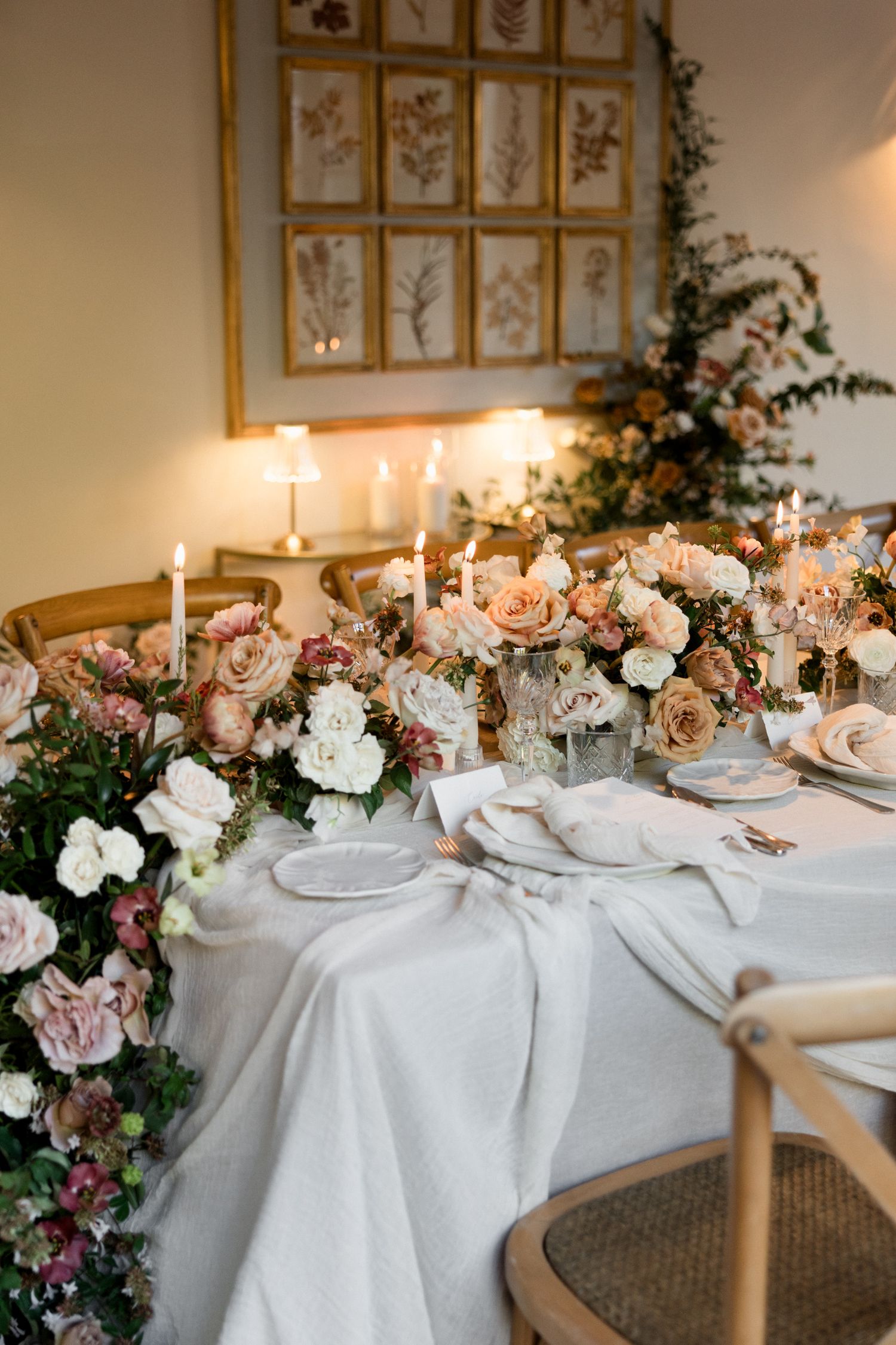 Elegant wedding reception table setting with white linens and romantic floral centerpieces in pink and white tones. wedding photographer fra