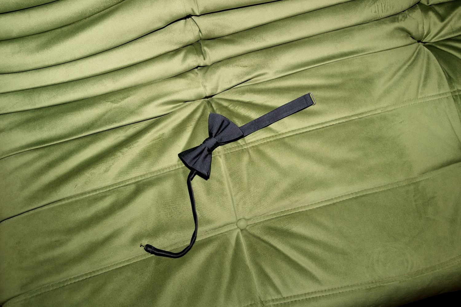 A sequence of images showing a black plastic hanger being twisted and transformed into different shapes. Saint Remy de Provence