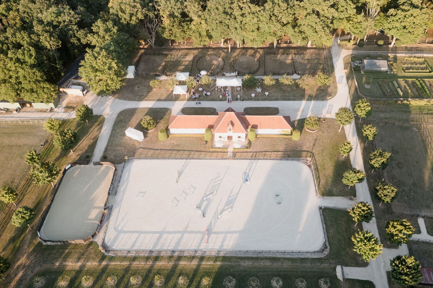 Aerial view of a large outdoor ice skating rink surrounded by trees and buildings in a park setting. Photographe mariage Tours