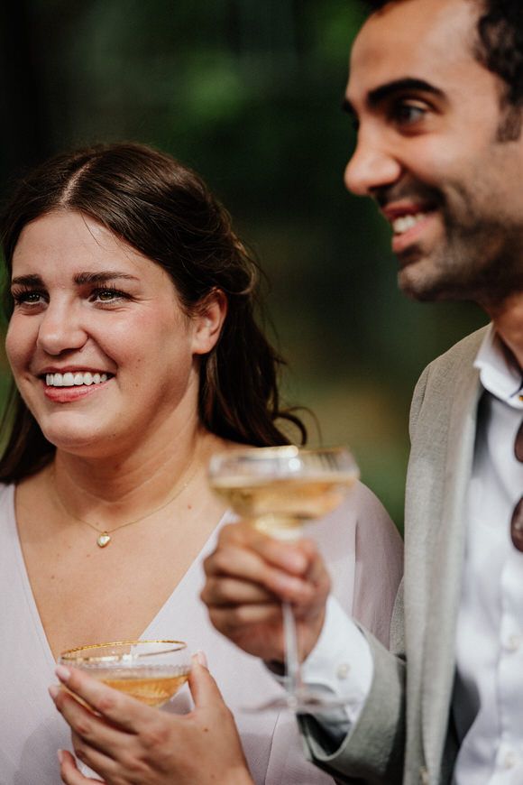 Hochzeitsgäste teilen fröhliche Momente während einer Gartenfeier – unvergessliche Emotionen beim heiraten im Morrhof.
