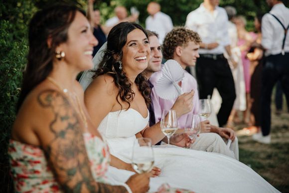 Hochzeitsfotograf Boudier & Koeller – Gäste lachen fröhlich draußen während der Feier.